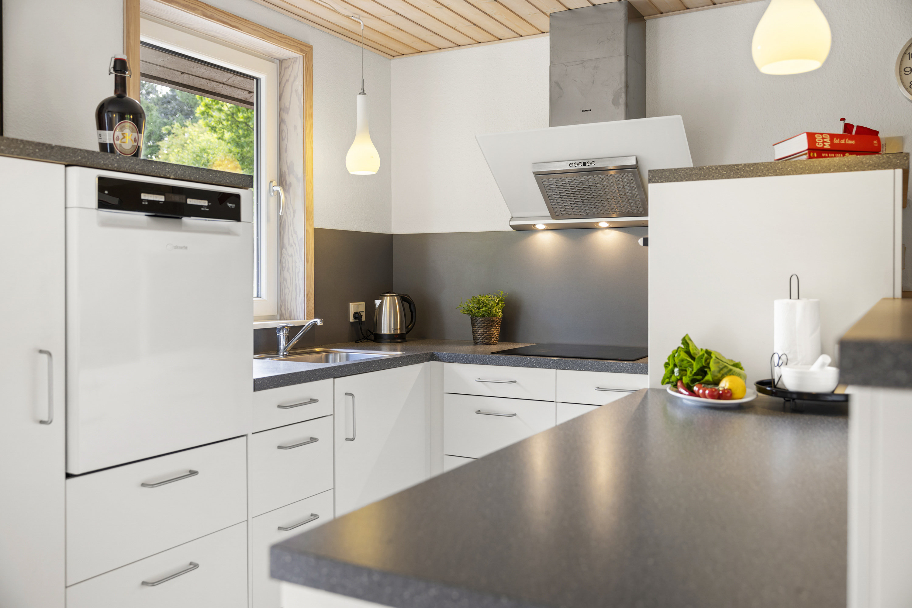 Fremhævet køkken billede i fuldskærmstilstand. Billede af Engvej 8, Lyngså, 9300 Sæby