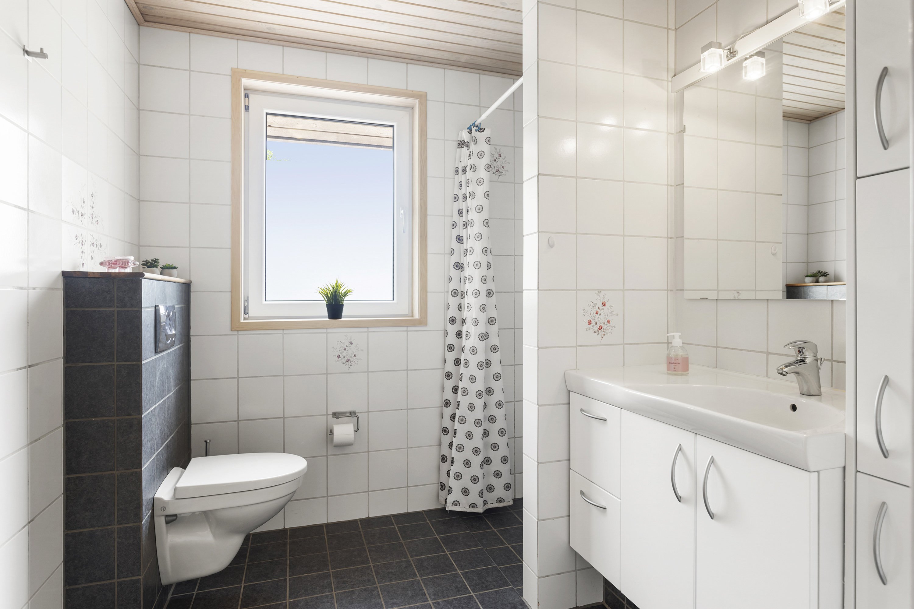 Fremhævet badeværelse billede i fuldskærmstilstand. Billede af Engvej 8, Lyngså, 9300 Sæby