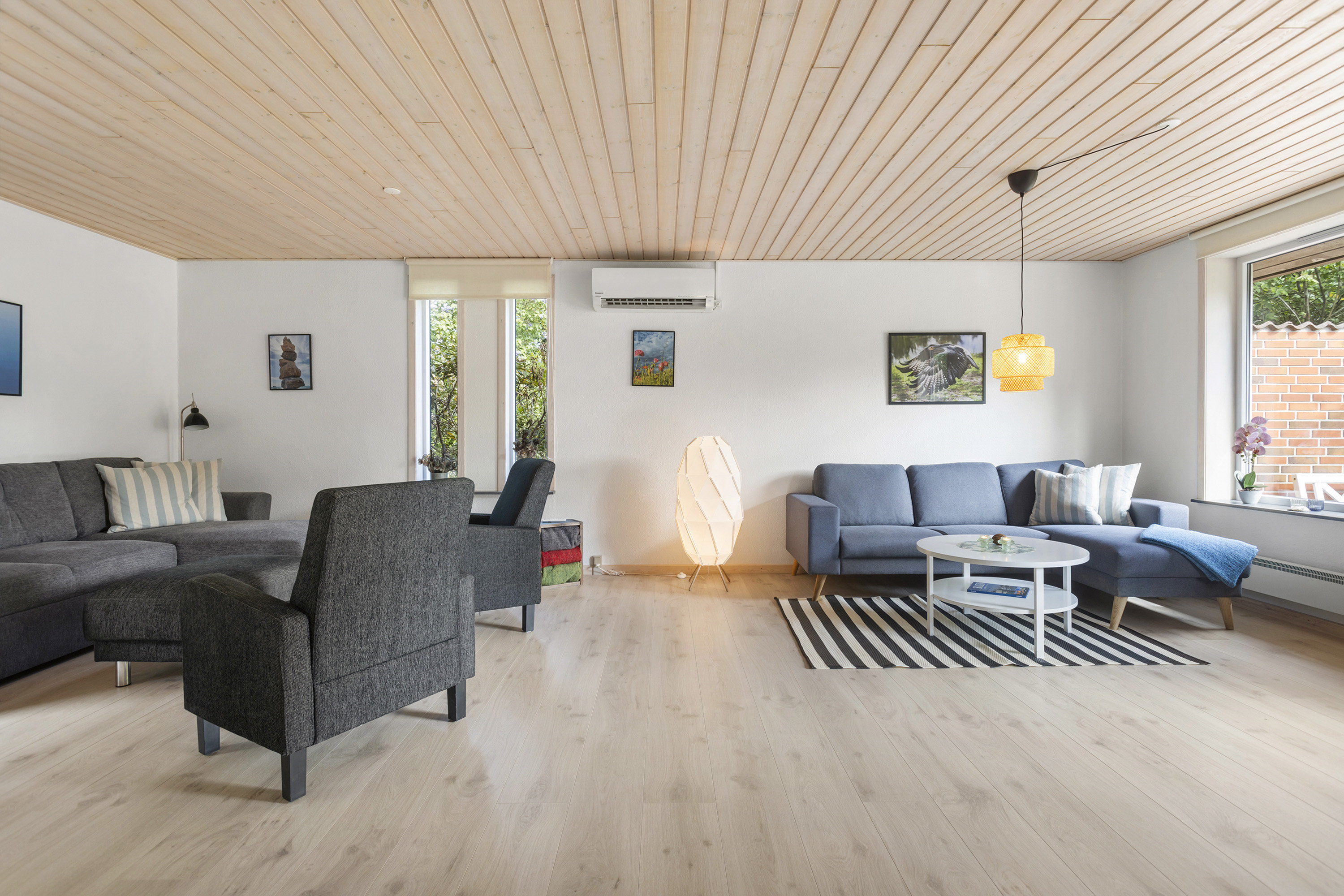 Fremhævet stue billede i fuldskærmstilstand. Billede af Engvej 8, Lyngså, 9300 Sæby