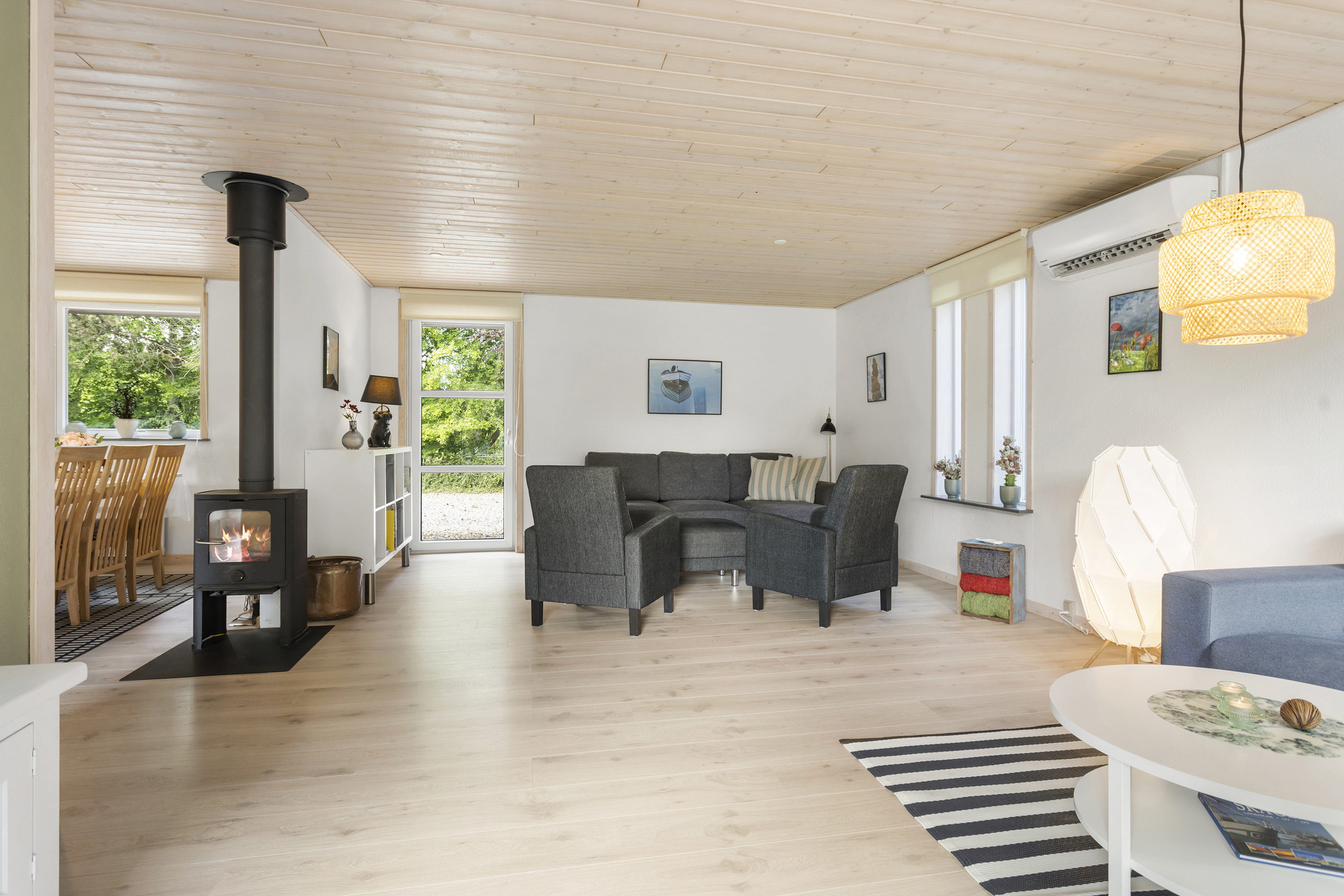 Fremhævet stue billede i fuldskærmstilstand. Billede af Engvej 8, Lyngså, 9300 Sæby