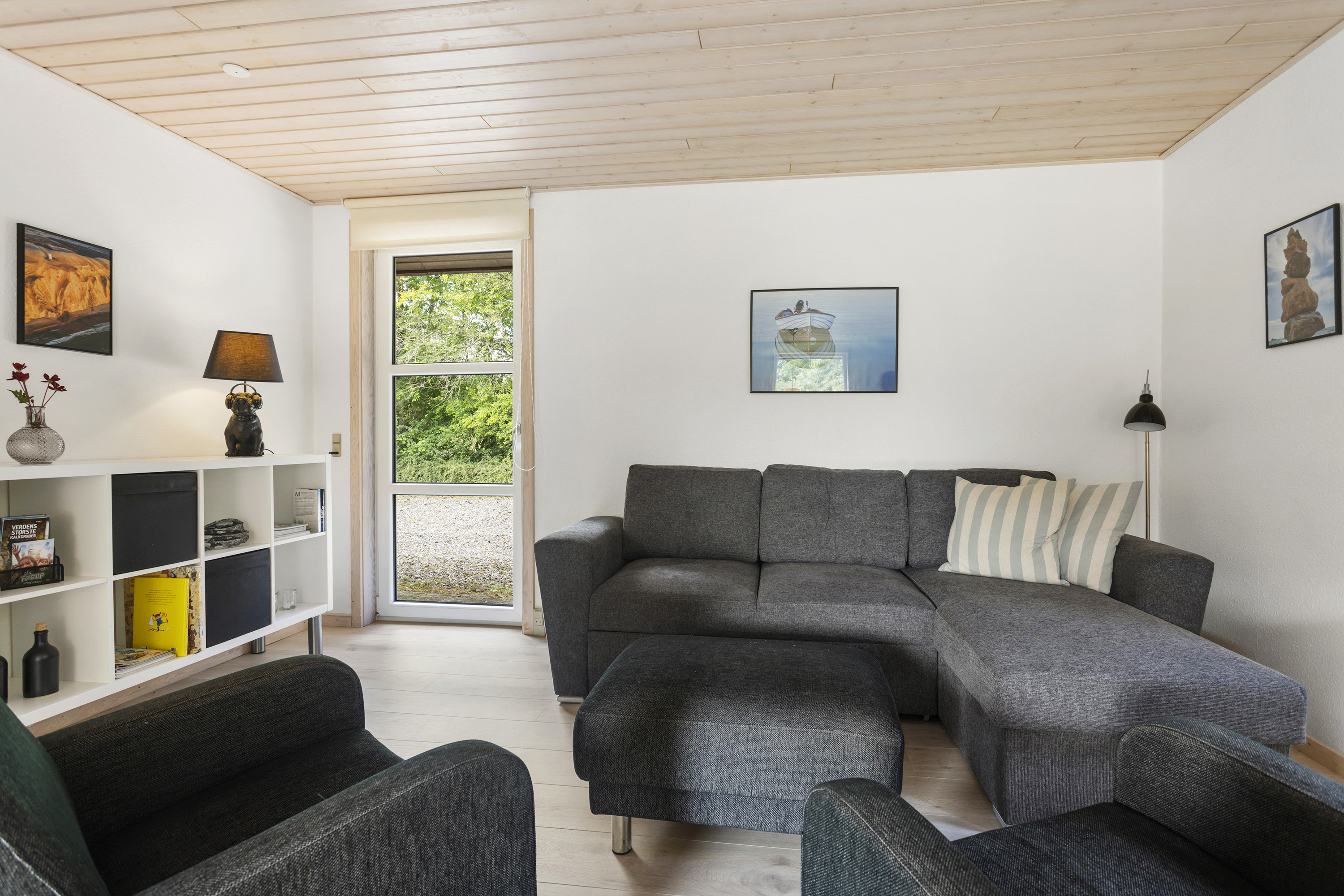 Fremhævet stue billede i fuldskærmstilstand. Billede af Engvej 8, Lyngså, 9300 Sæby