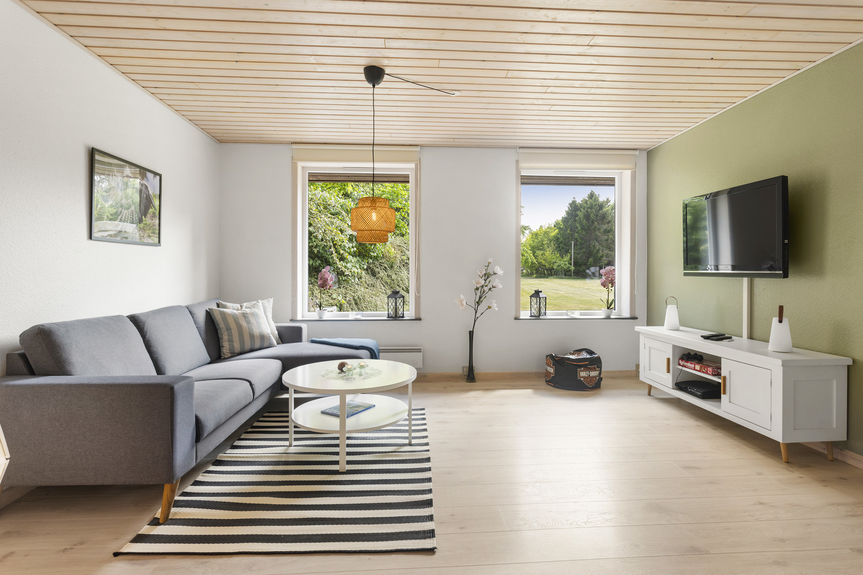 Fremhævet stue billede i fuldskærmstilstand. Billede af Engvej 8, Lyngså, 9300 Sæby