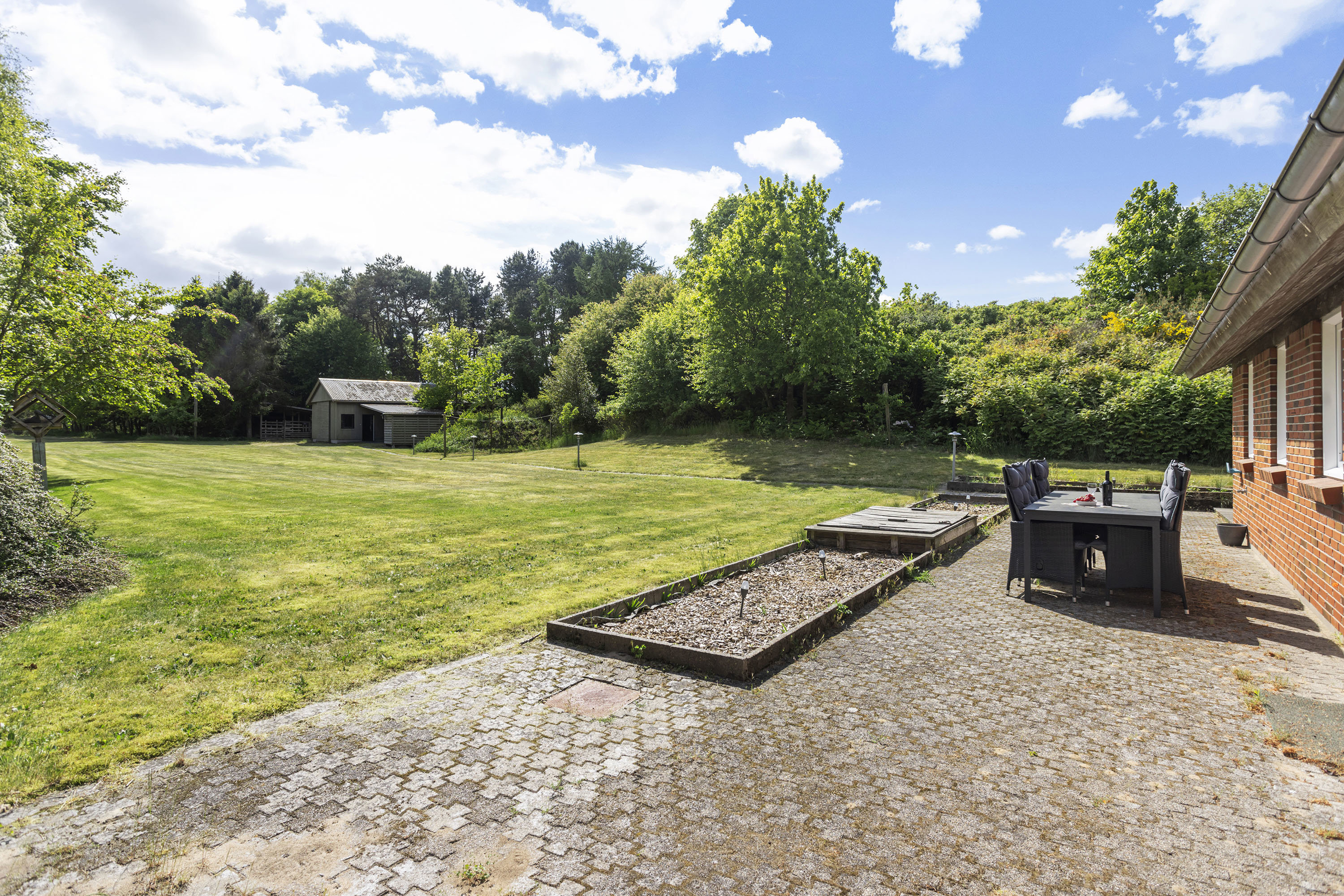 Fremhævet terrasse billede i fuldskærmstilstand. Billede af Engvej 8, Lyngså, 9300 Sæby