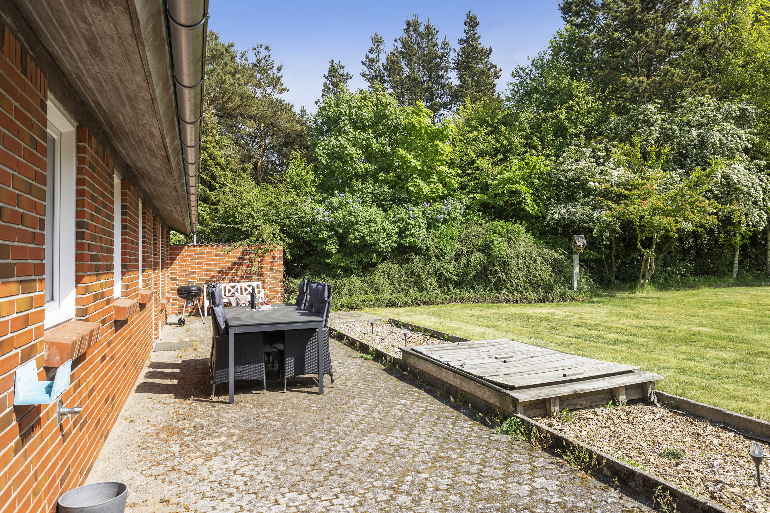 Fremhævet terrasse billede i fuldskærmstilstand. Billede af Engvej 8, Lyngså, 9300 Sæby