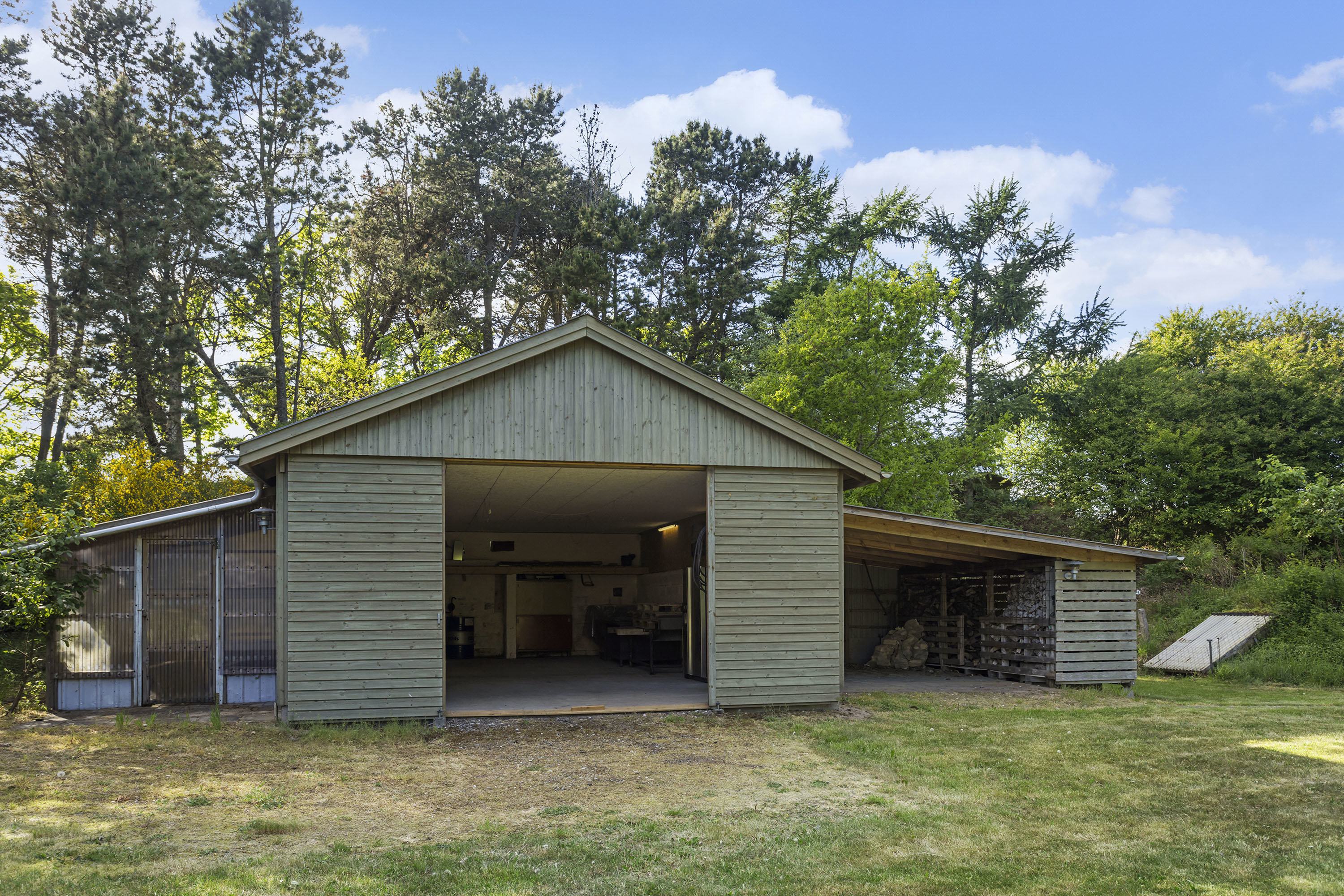 Fremhævet garage billede i fuldskærmstilstand. Billede af Engvej 8, Lyngså, 9300 Sæby