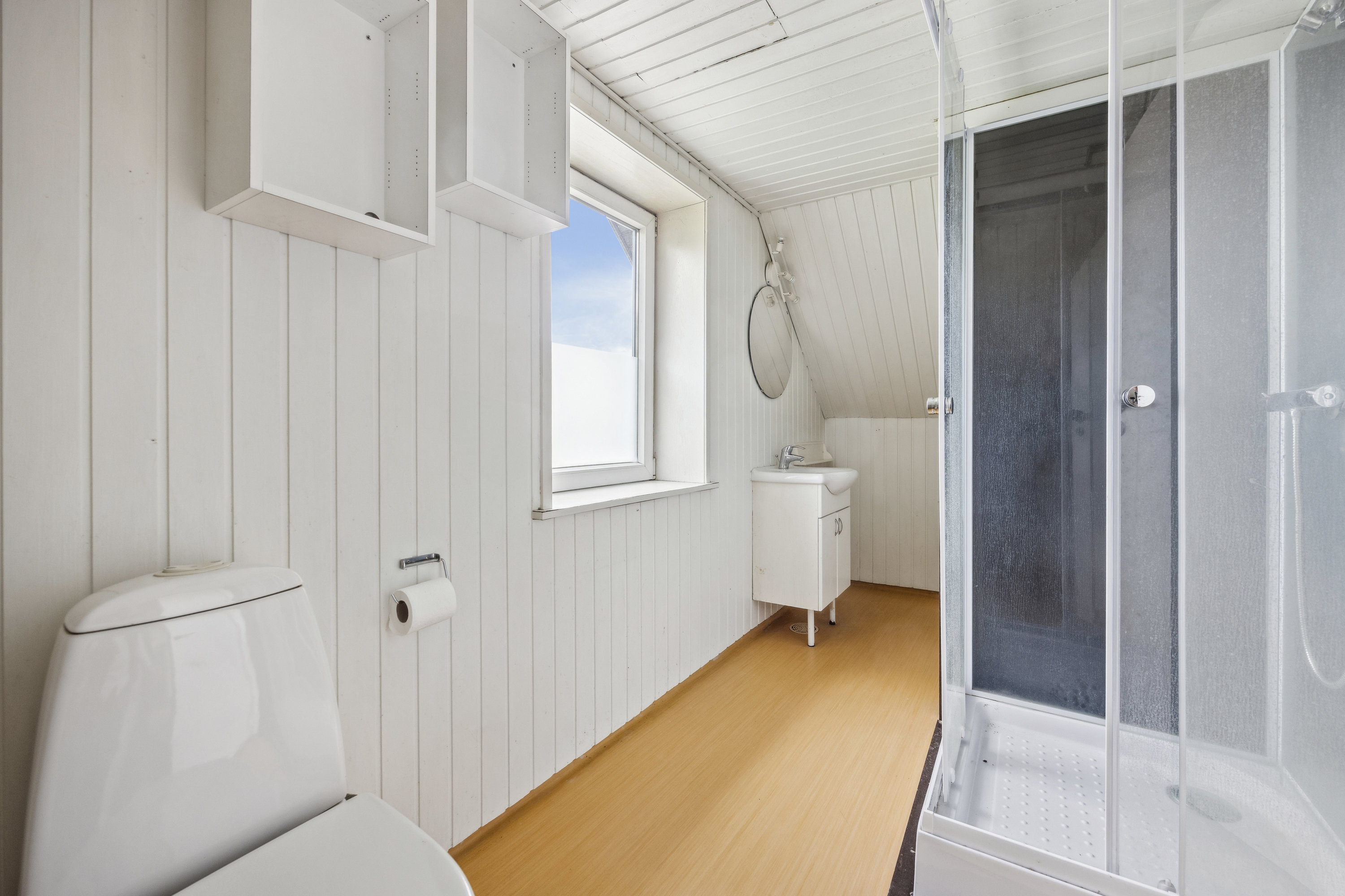 Fremhævet badeværelse 2.sal billede i fuldskærmstilstand. Billede af Grøndalsvej 15, 9500 Hobro