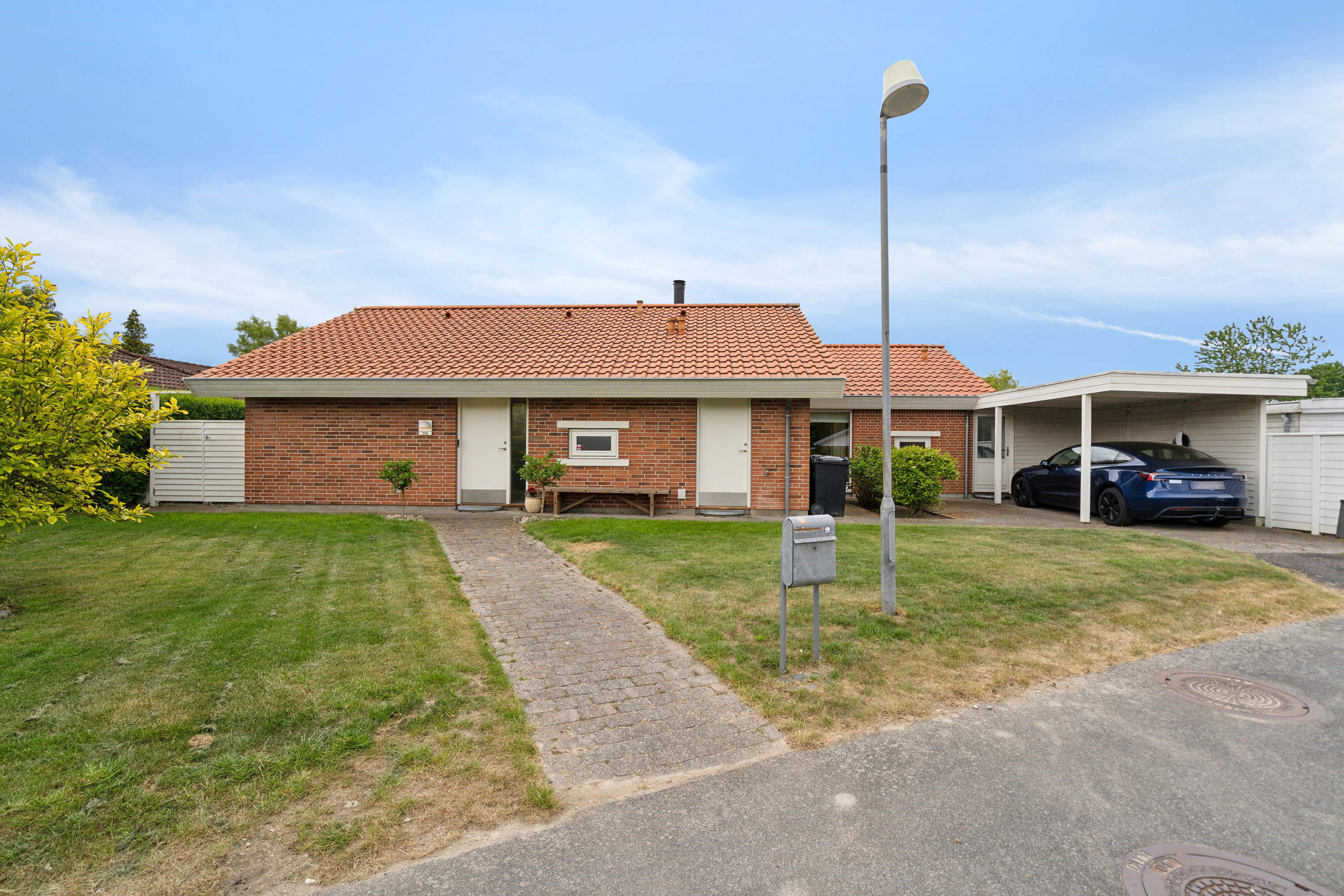 Fremhævet set fra vejen billede i fuldskærmstilstand. Billede af Væbnerhatten 114, Tornbjerg, 5220 Odense SØ