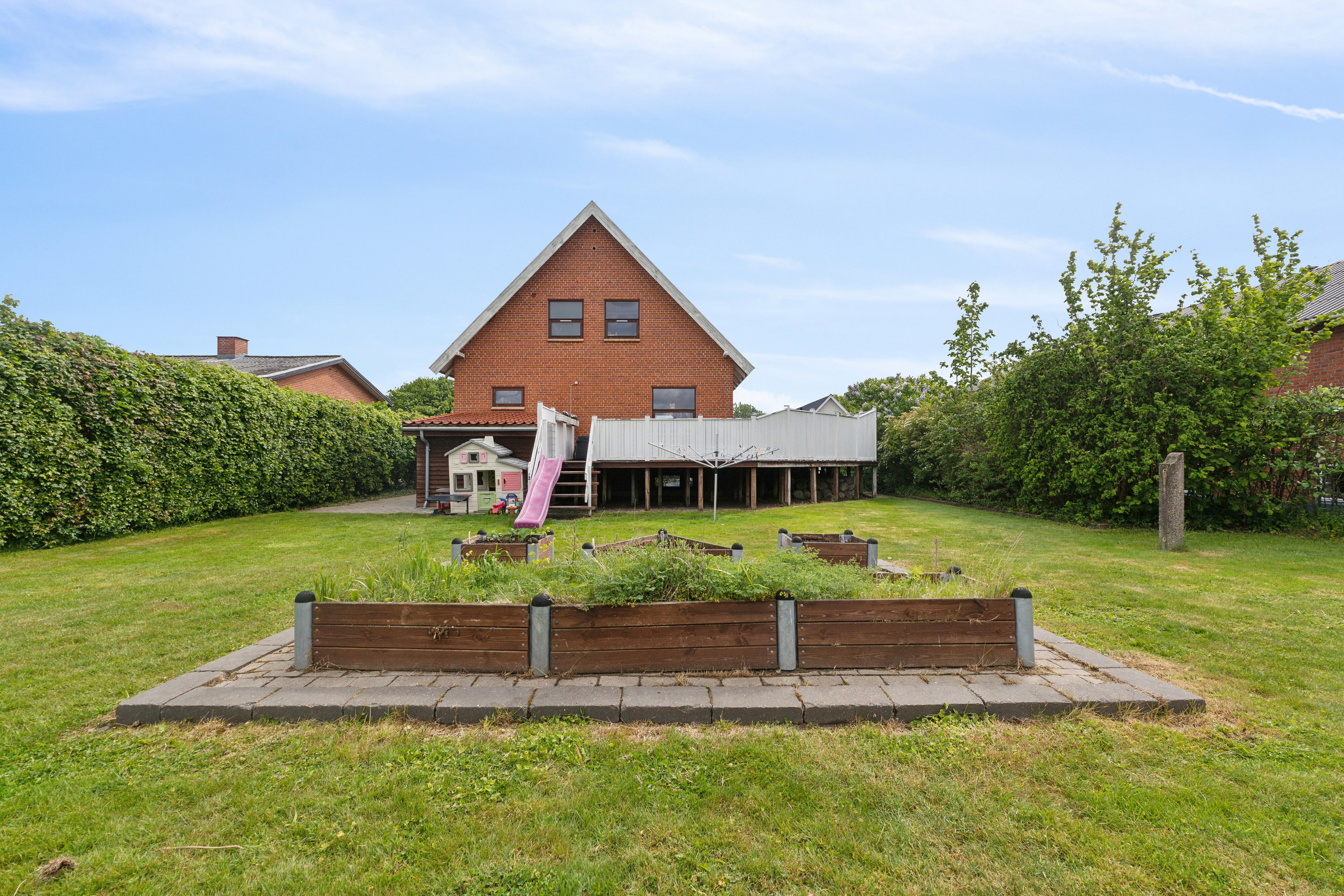 Fremhævet set fra haven billede i fuldskærmstilstand. Billede af Fynsgade 19, 9870 Sindal