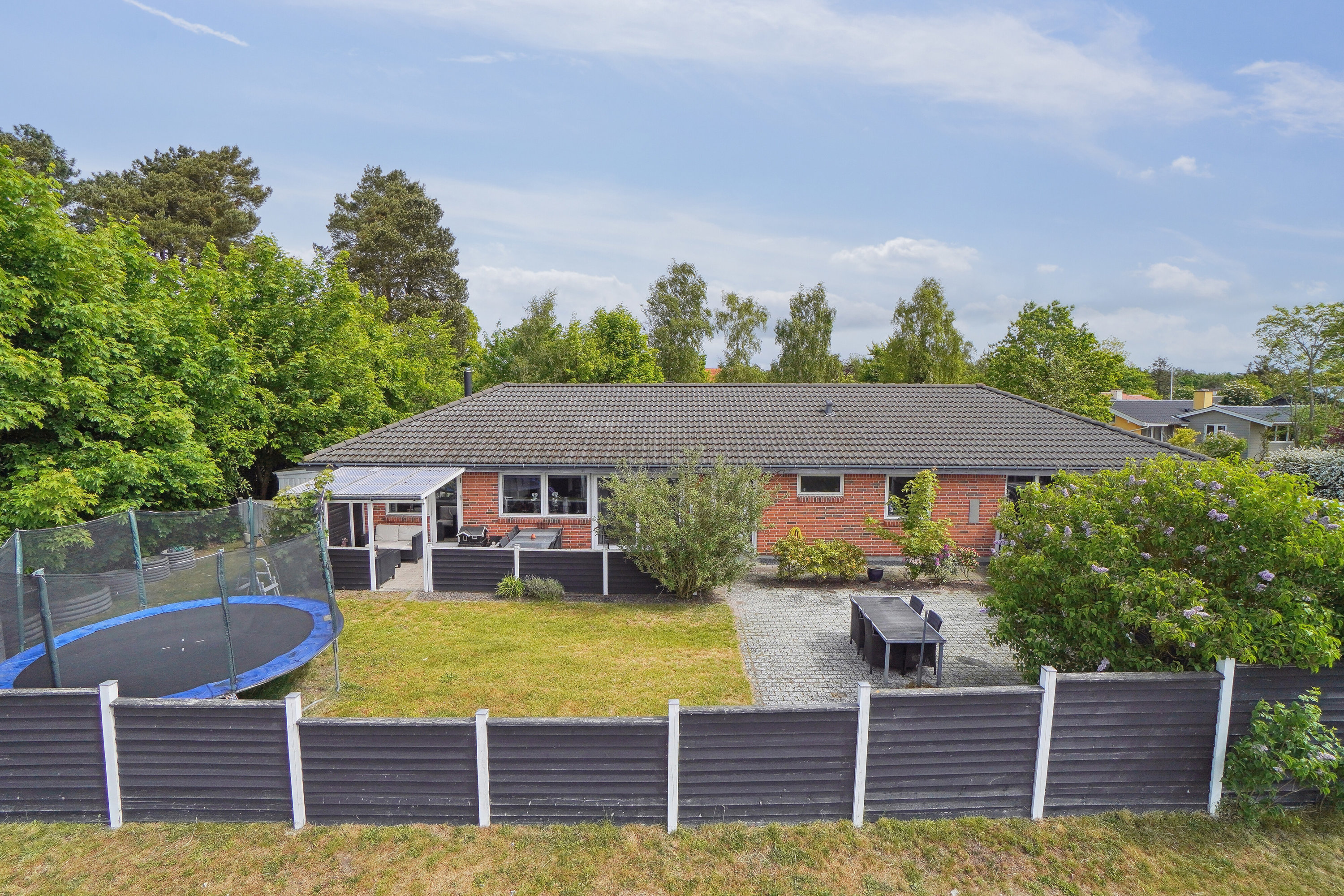 Miniaturebillede 1: set fra haven. Billede af Brødemosevej 84B, Asserbo, 3300 Frederiksværk