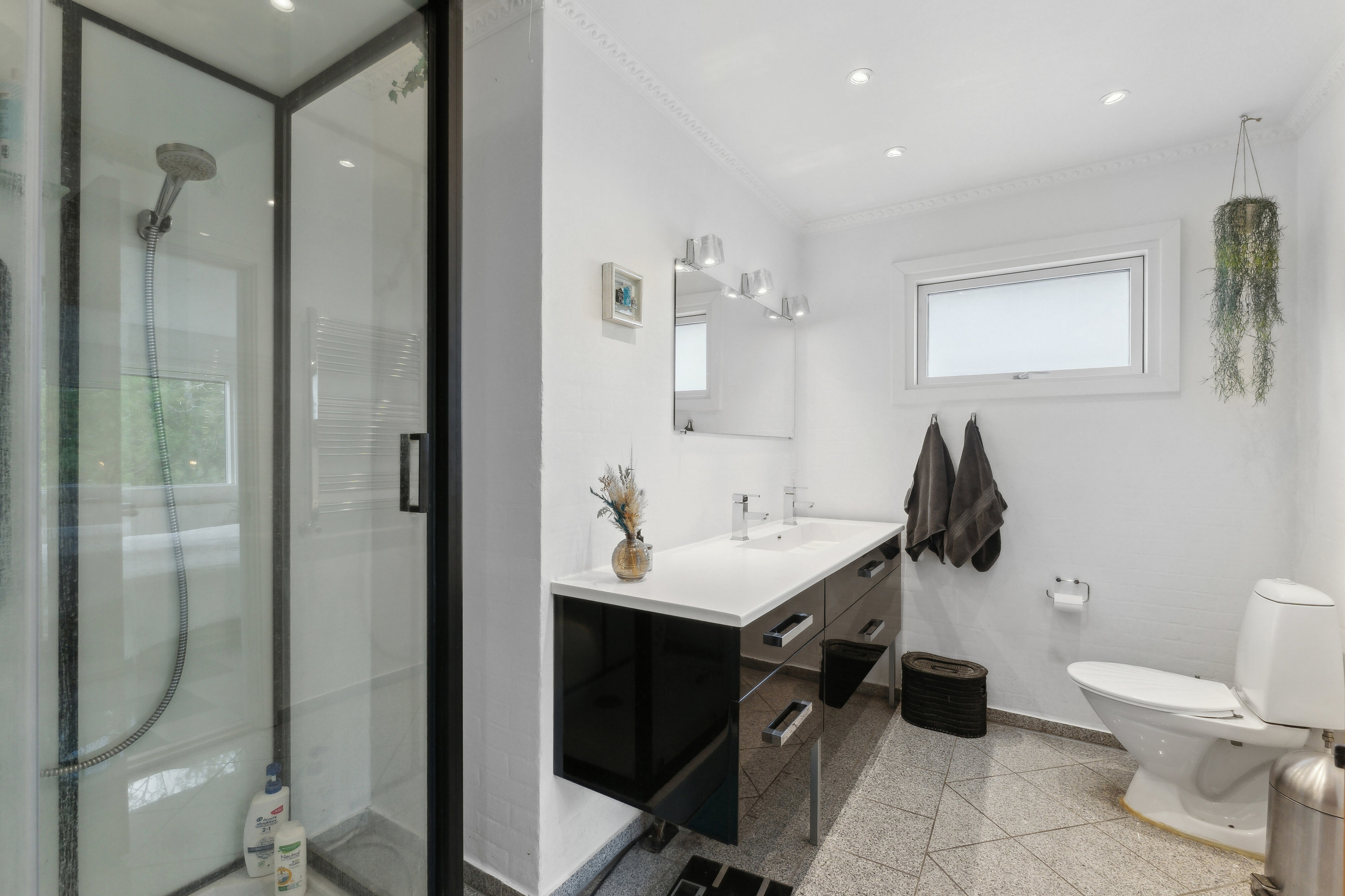 Fremhævet badeværelse billede i fuldskærmstilstand. Billede af Frejasvej 9, 9870 Sindal