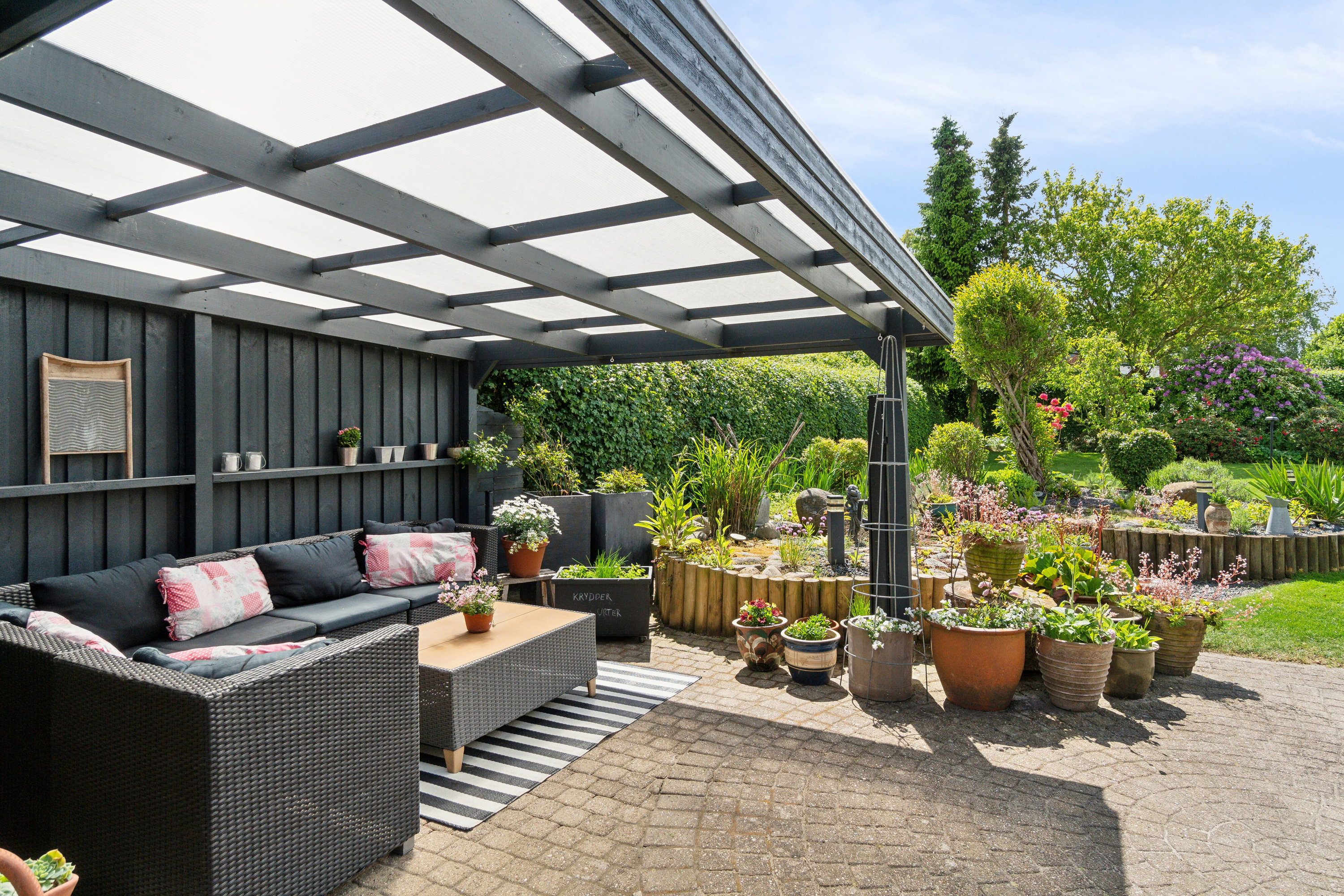 Fremhævet overdækket terrasse billede i fuldskærmstilstand. Billede af Bøge Alle 7, 7430 Ikast