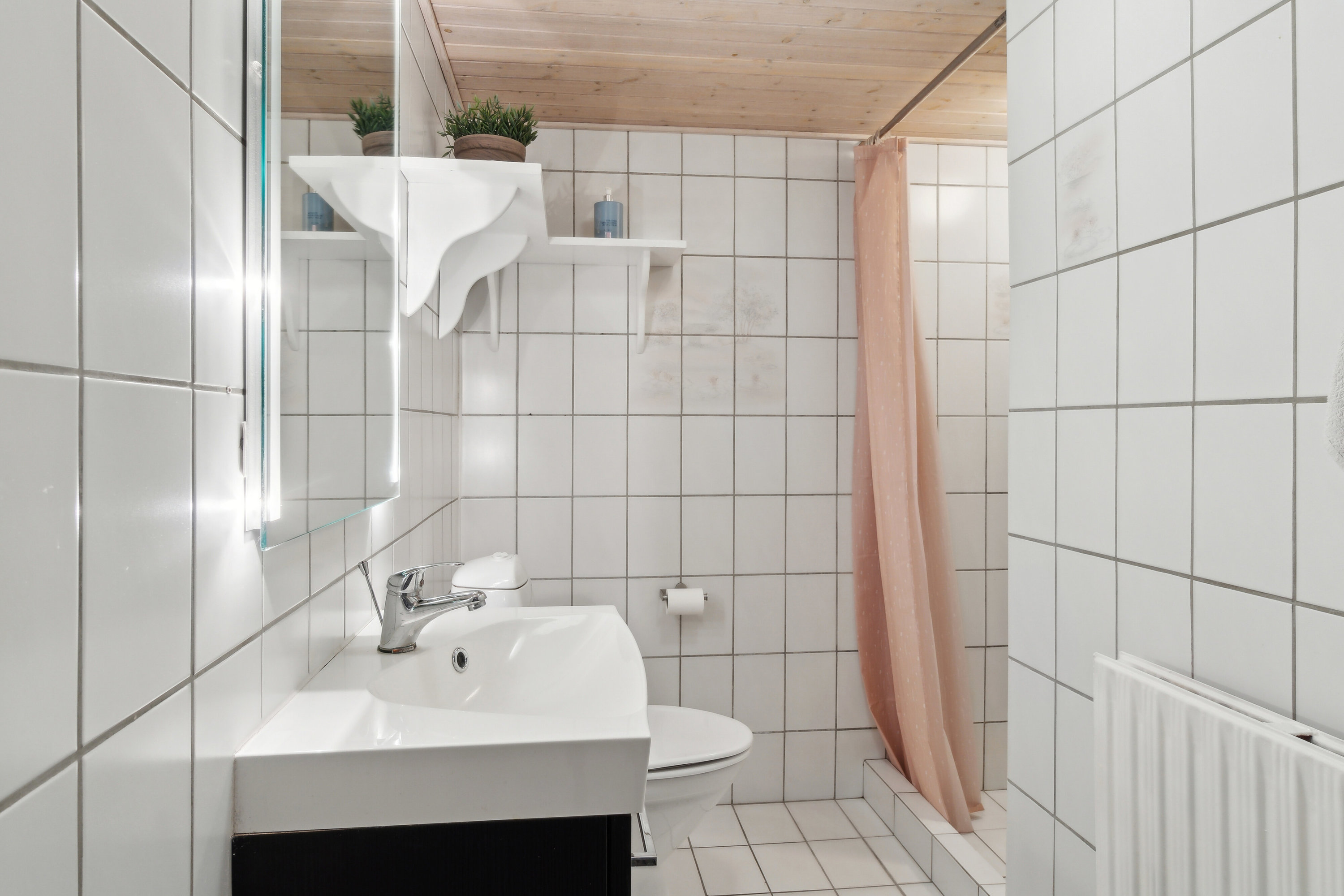 Fremhævet badeværelse billede i fuldskærmstilstand. Billede af Bøge Alle 7, 7430 Ikast