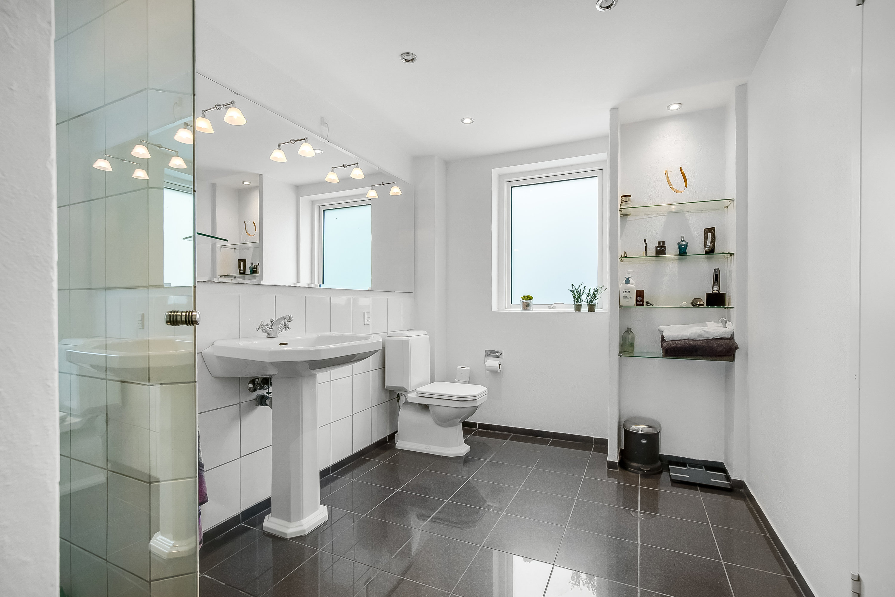Fremhævet badeværelse billede i fuldskærmstilstand. Billede af Trapholtparken 26, Strandhuse, 6000 Kolding