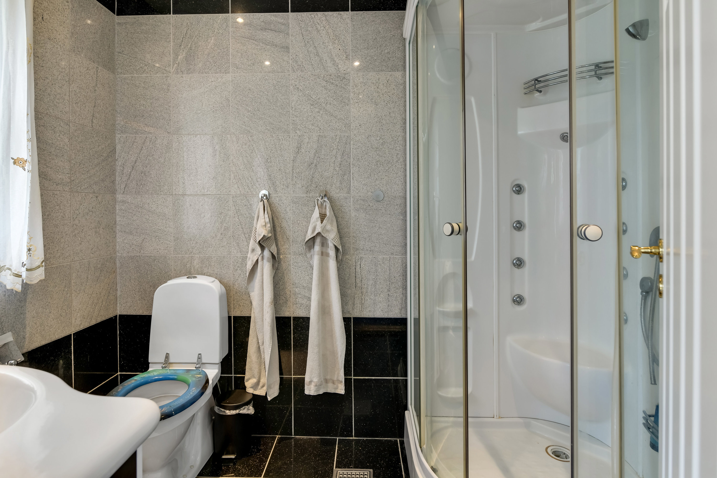 Fremhævet badeværelse billede i fuldskærmstilstand. Billede af Grønlandsvej 8, 7200 Grindsted