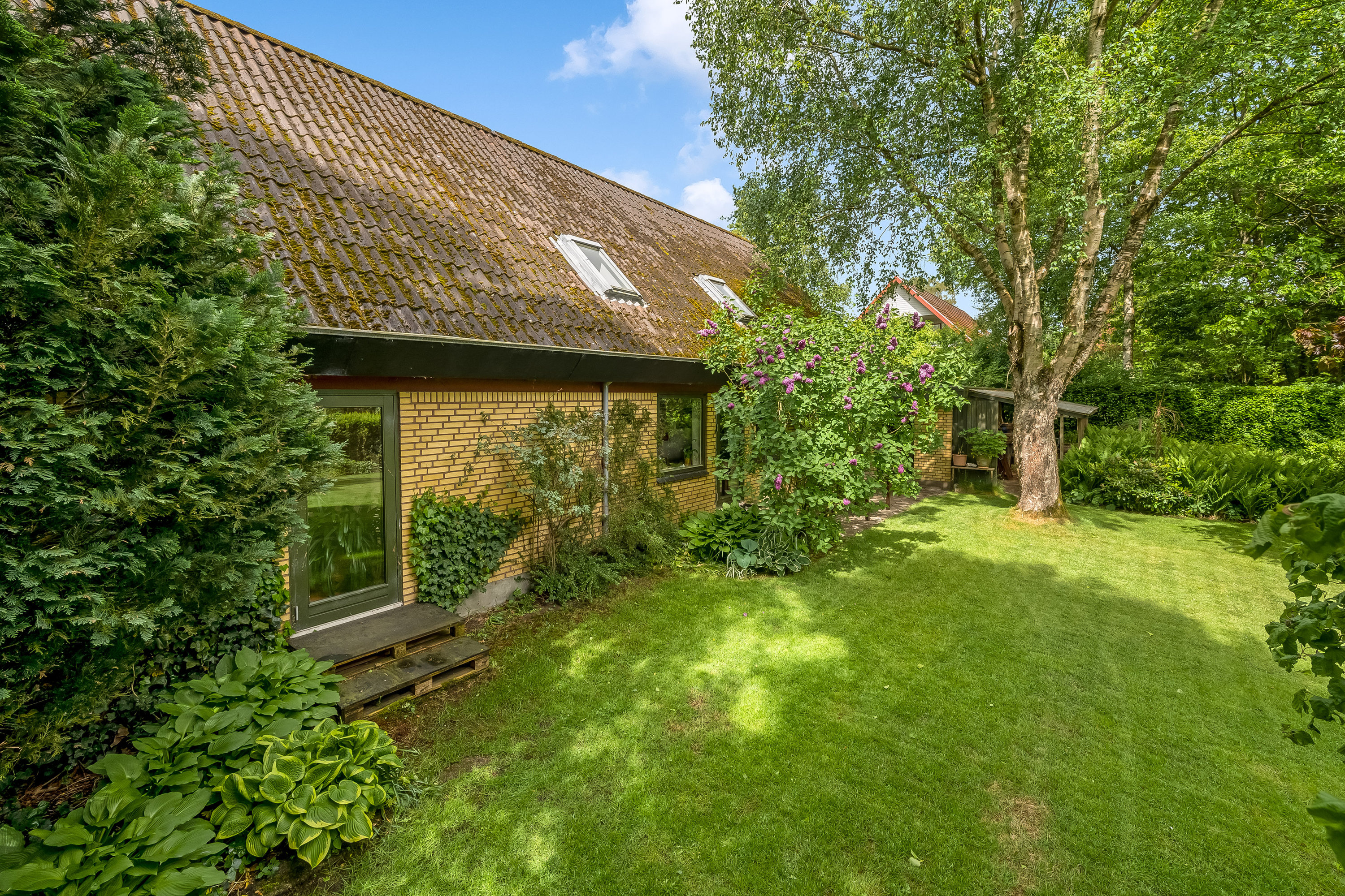 Fremhævet facade billede i fuldskærmstilstand. Billede af Liljealle 13, 6920 Videbæk