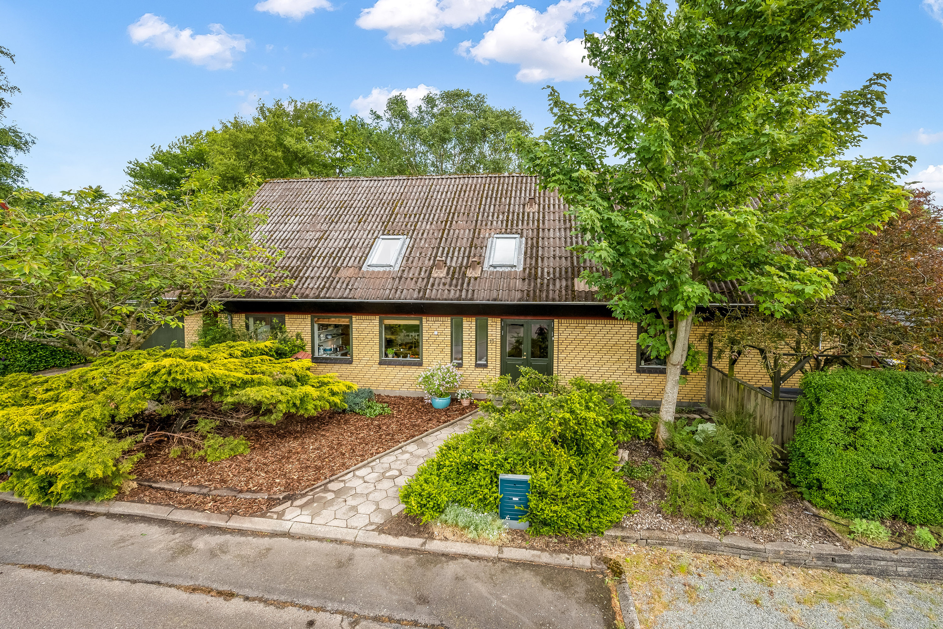 Fremhævet facade billede i fuldskærmstilstand. Billede af Liljealle 13, 6920 Videbæk