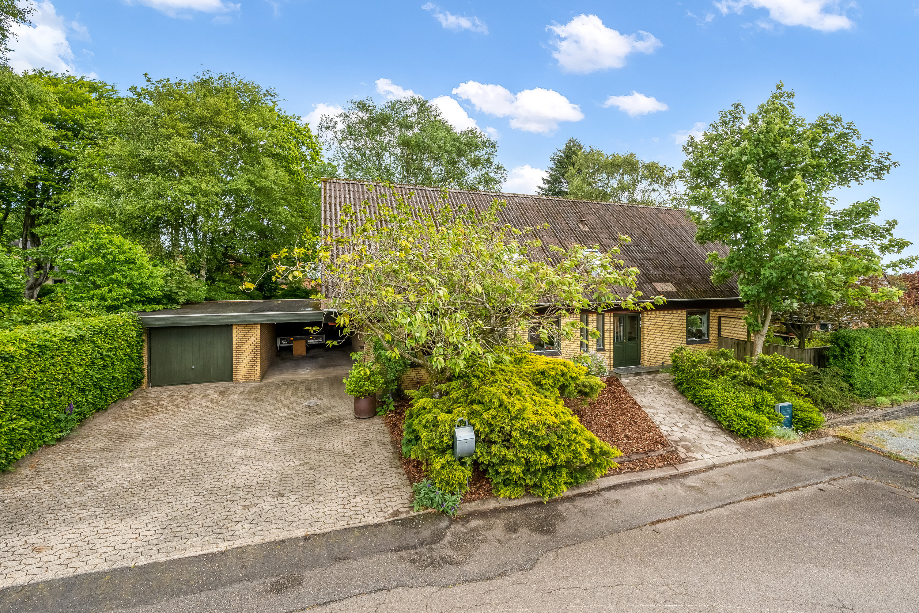 Fremhævet facade billede i fuldskærmstilstand. Billede af Liljealle 13, 6920 Videbæk