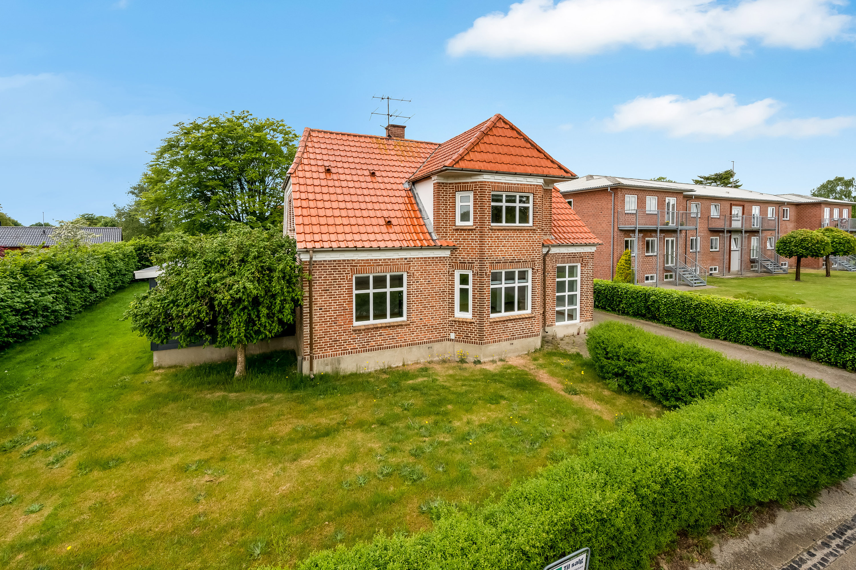 Fremhævet facade billede i fuldskærmstilstand. Billede af Hovedgaden 27, 6971 Spjald