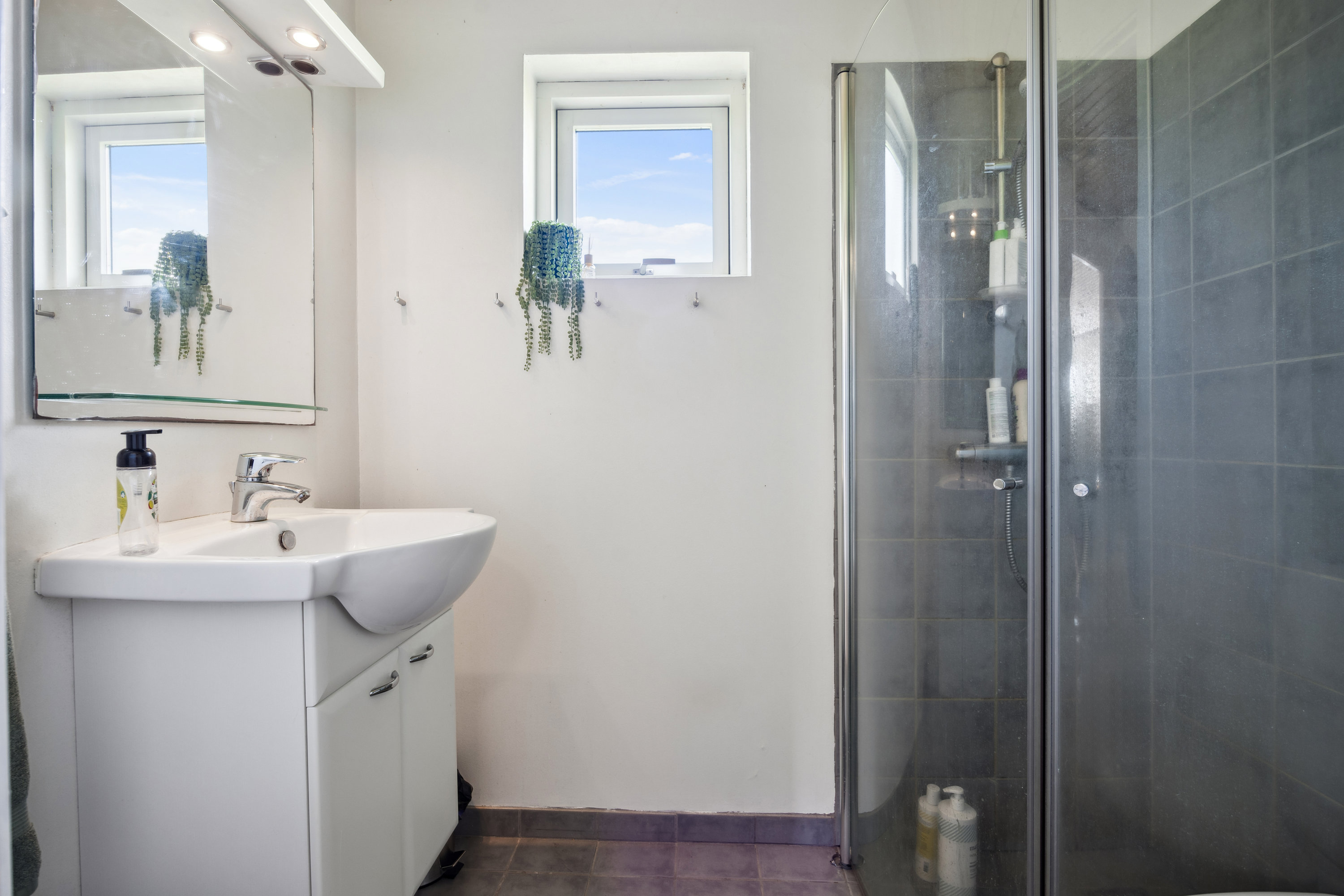 Fremhævet badeværelse billede i fuldskærmstilstand. Billede af Bakkelyvej 9, 9380 Vestbjerg