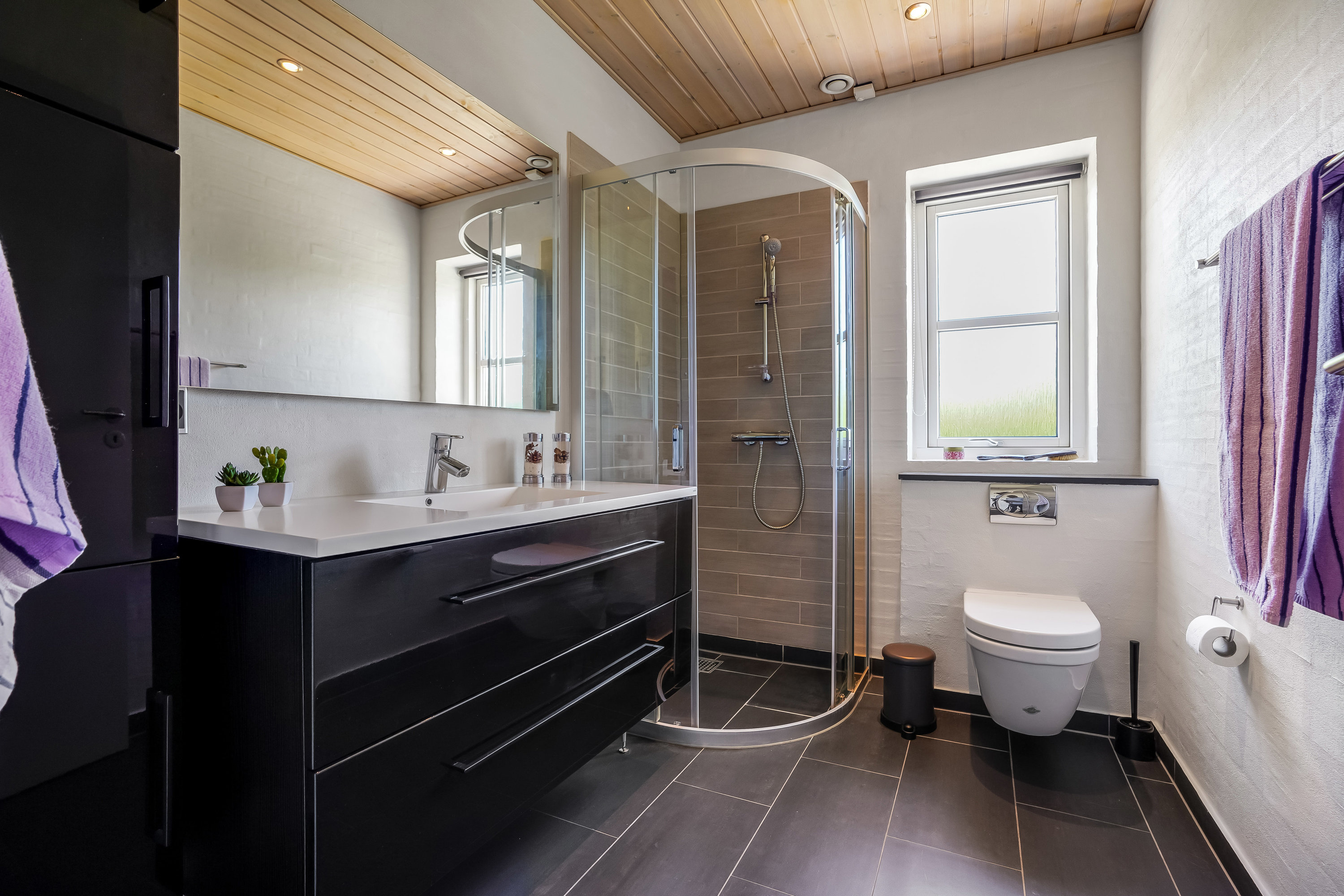 Fremhævet badeværelse billede i fuldskærmstilstand. Billede af Kærvejen 47, 7171 Uldum