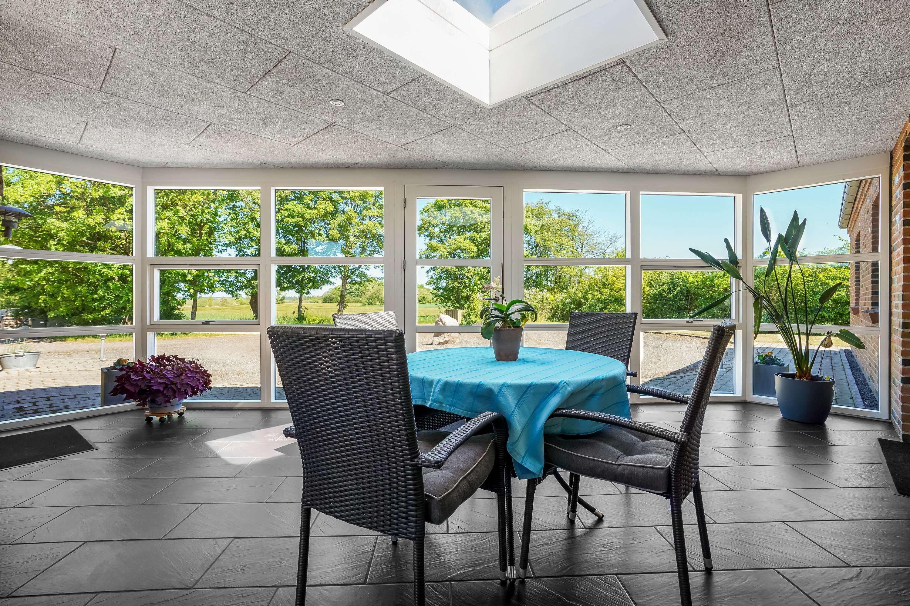 Fremhævet stue billede i fuldskærmstilstand. Billede af Kærvejen 47, 7171 Uldum