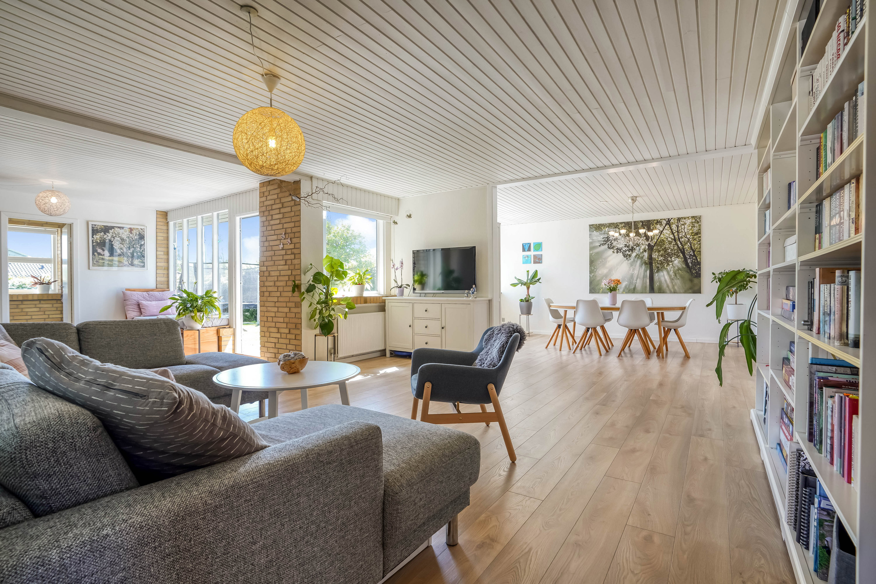 Fremhævet stue billede i fuldskærmstilstand. Billede af Warthoesvej 25, 8740 Brædstrup