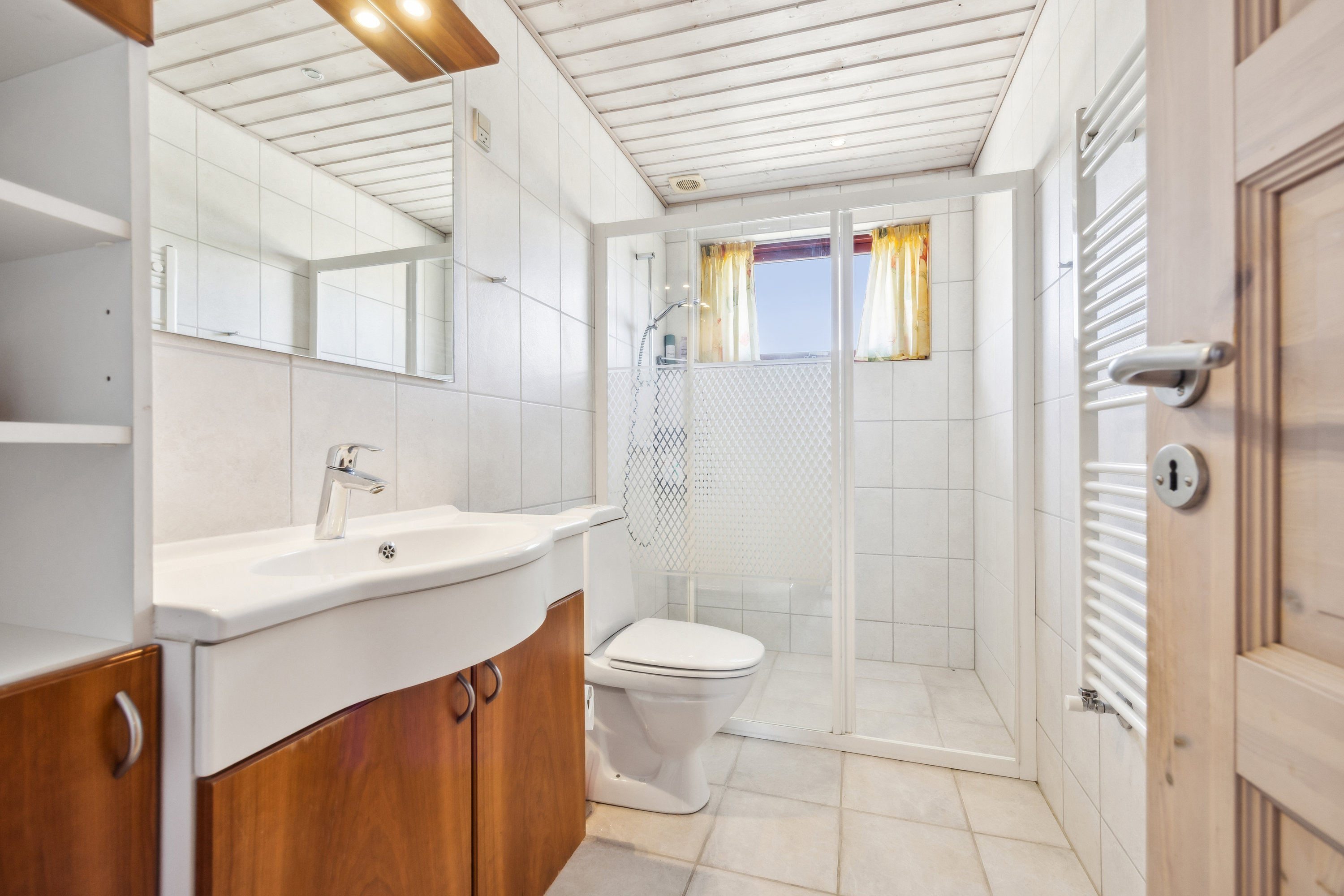 Fremhævet badeværelse billede i fuldskærmstilstand. Billede af Solvænget 9, Biersted, 9440 Aabybro