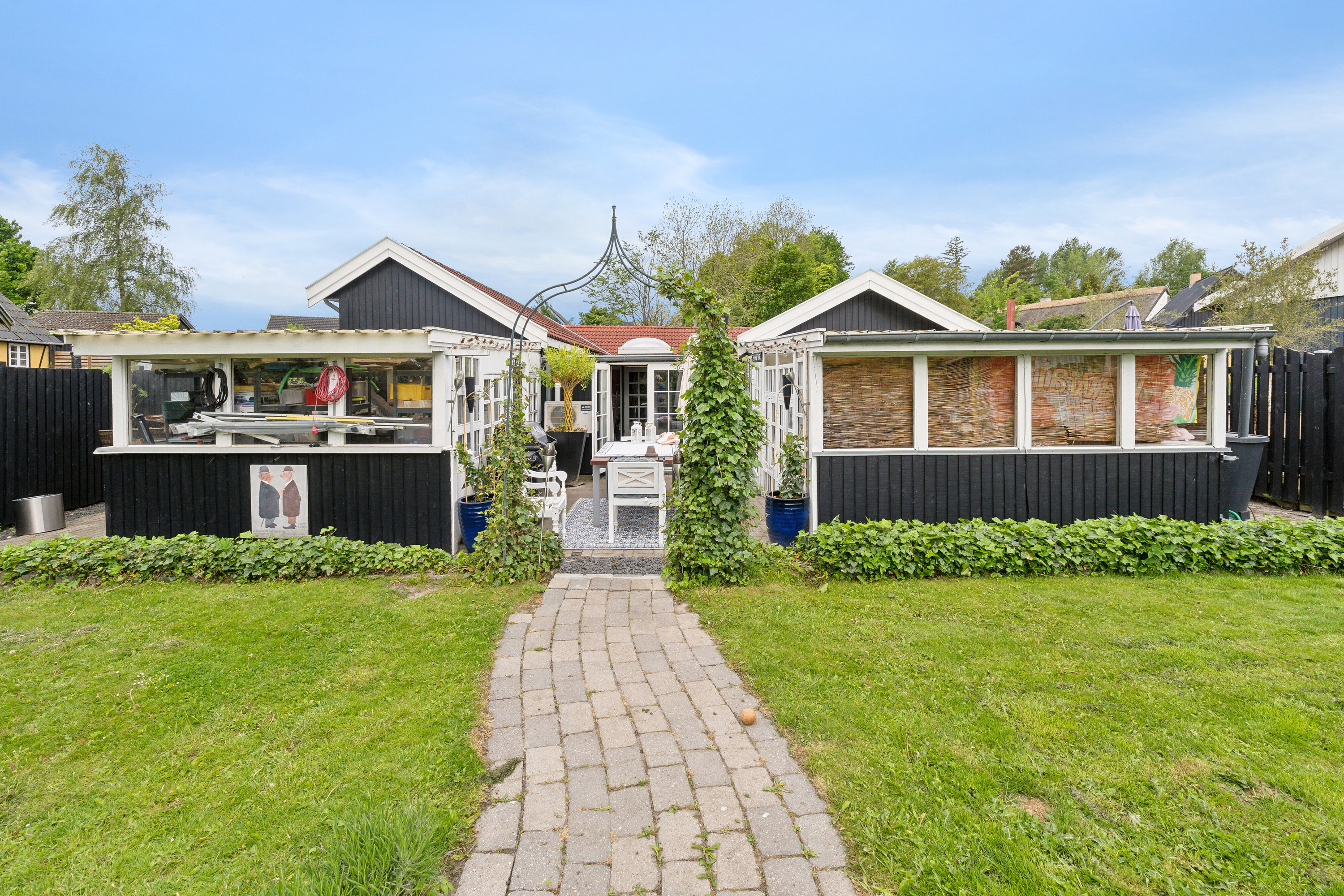 Miniaturebillede 2: set fra vejen. Billede af Dammen 2, Vellerup, 4050 Skibby