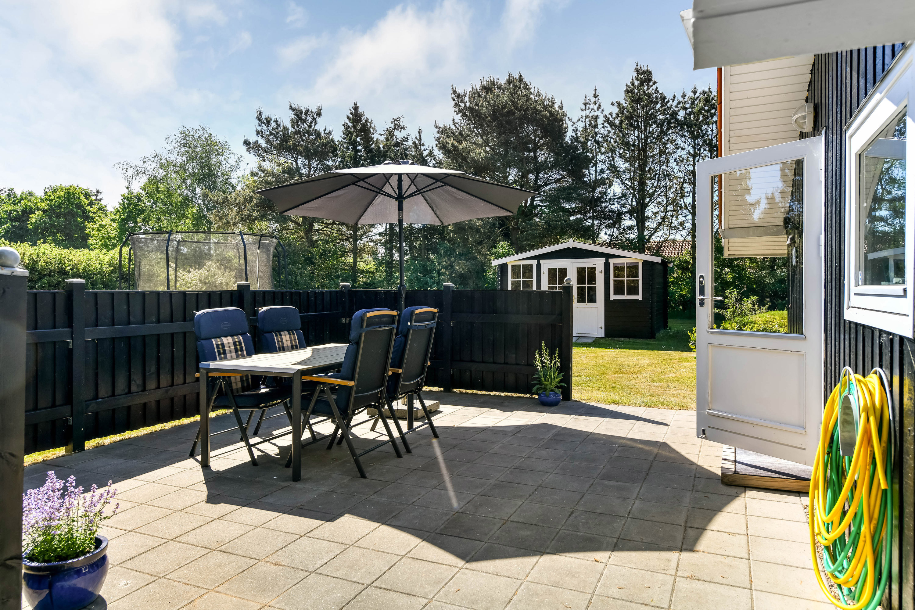 Fremhævet terrasse billede i fuldskærmstilstand. Billede af Blomstervangen 80, Jegum, 6840 Oksbøl