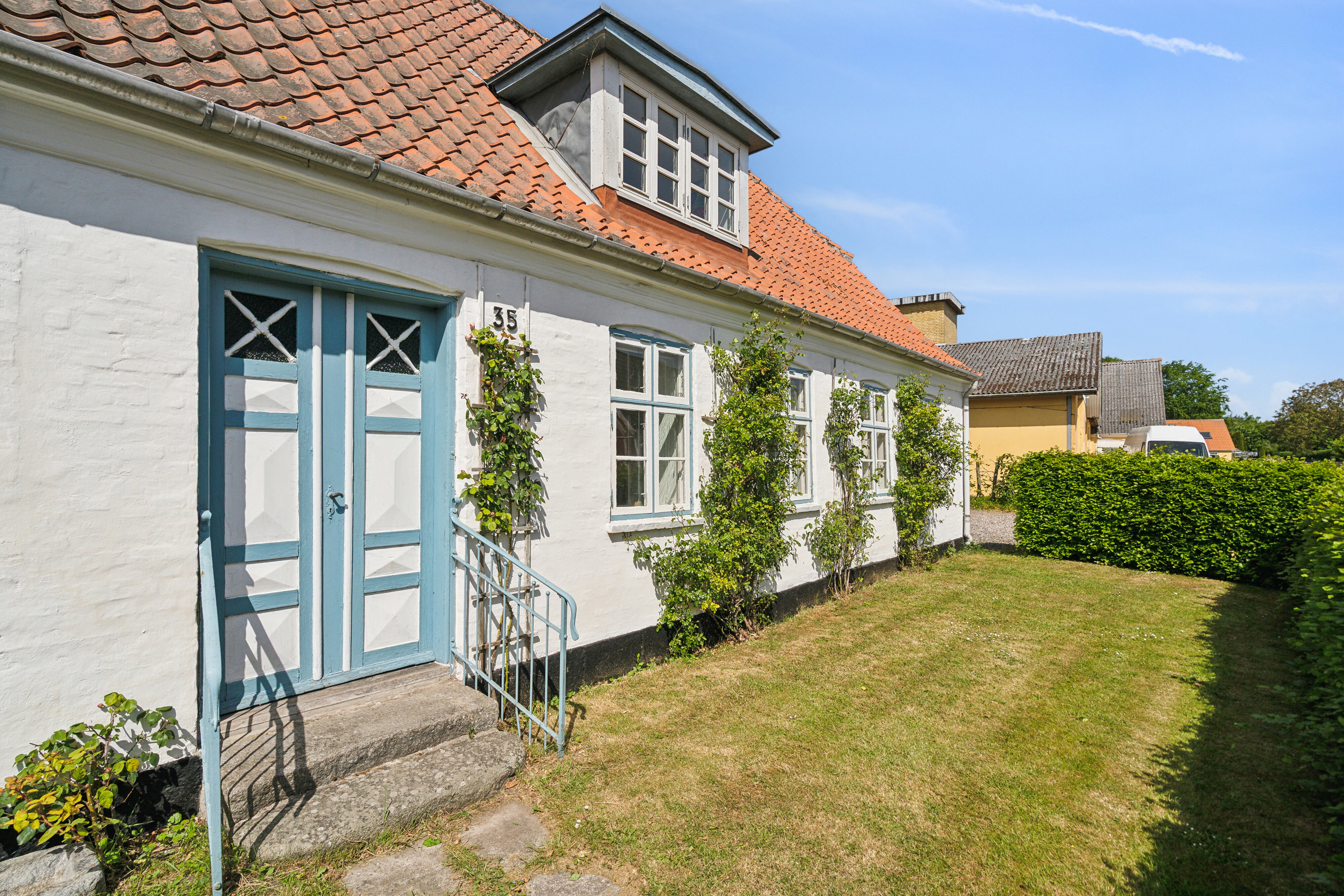 Fremhævet forhave billede i fuldskærmstilstand. Billede af Bundgårdsballe 35, Nørreby, 5400 Bogense