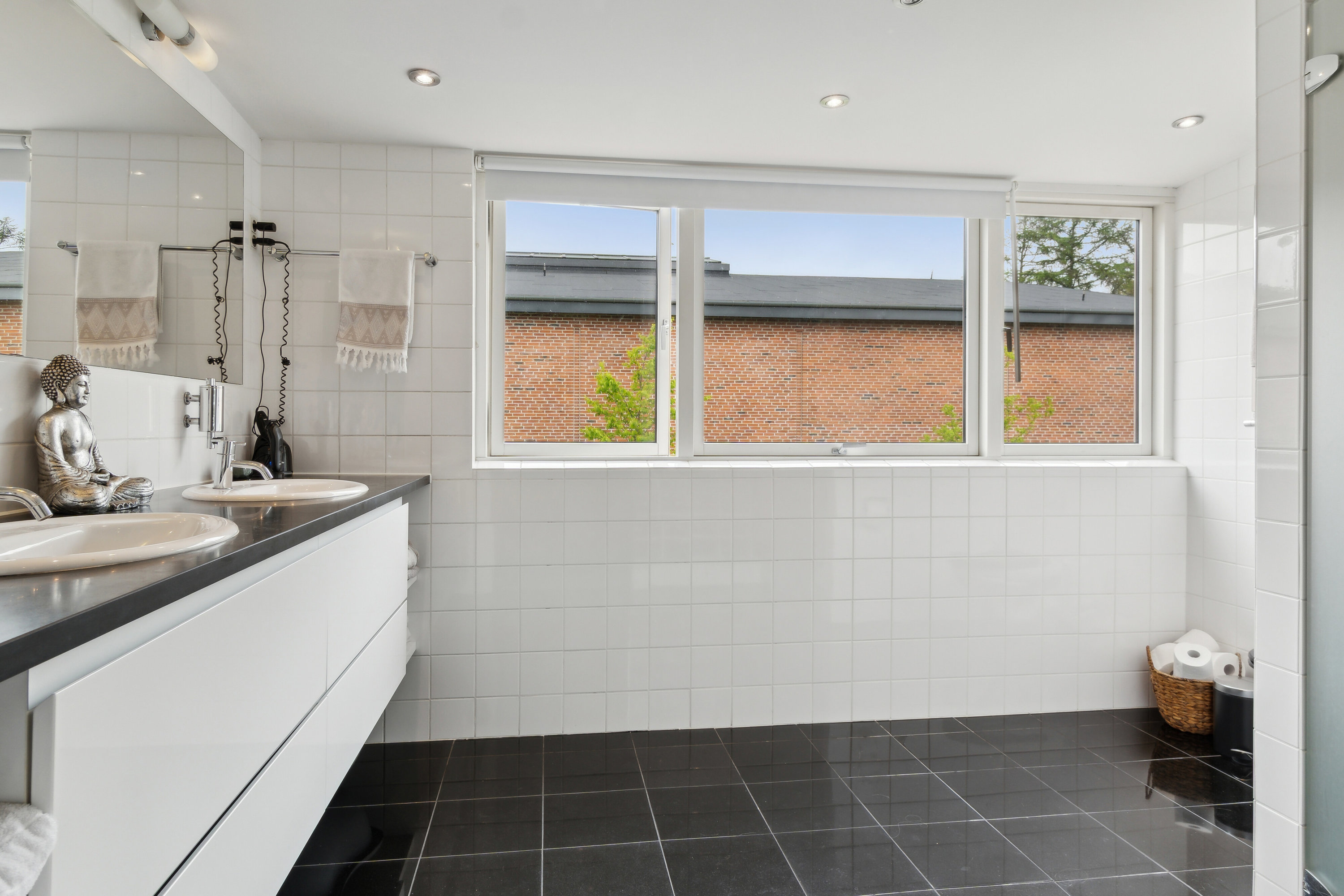 Fremhævet bad billede i fuldskærmstilstand. Billede af Gartnersvinget 43, 2800 Kongens Lyngby