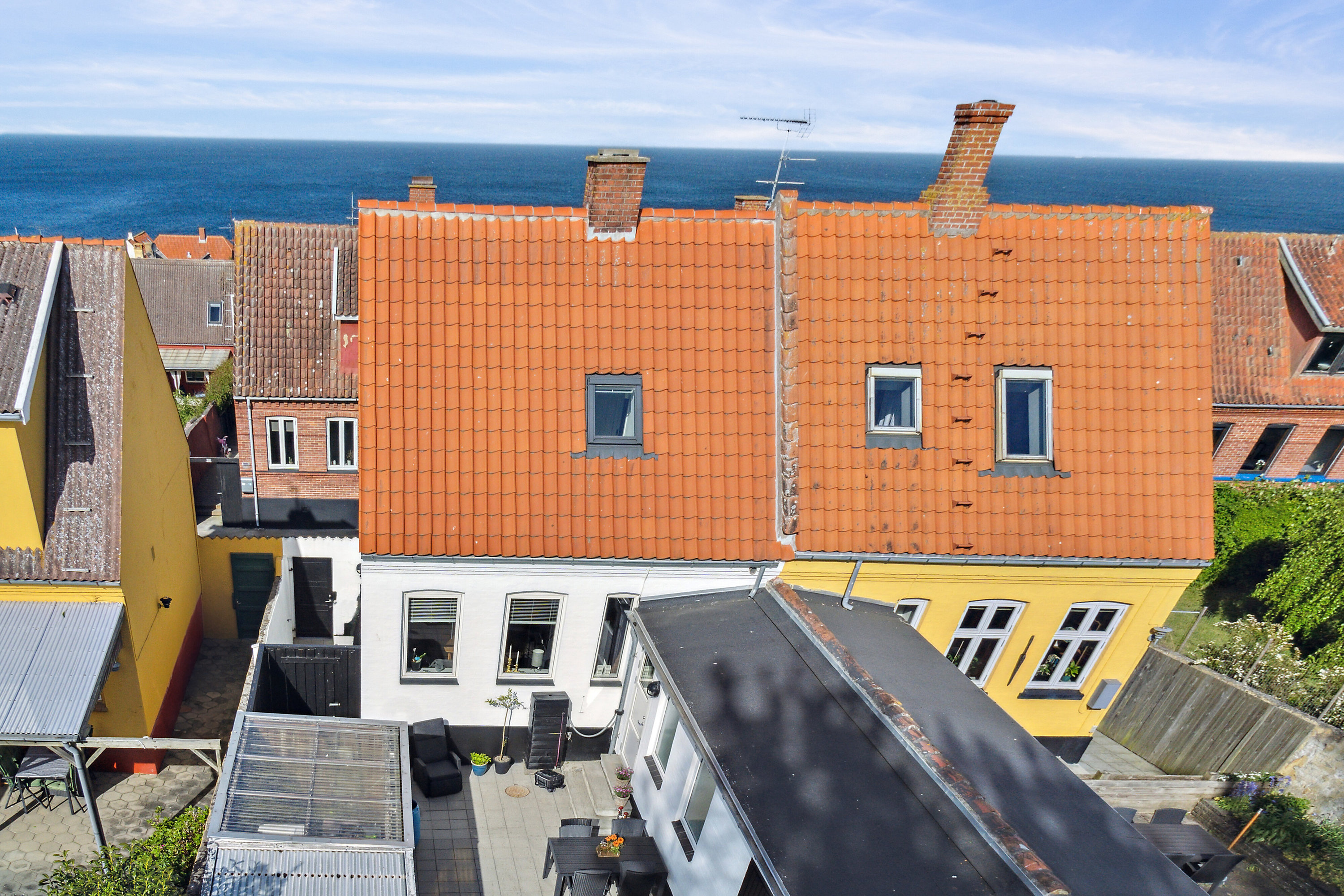 Fremhævet set fra haven billede i fuldskærmstilstand. Billede af Rosengade 11, 3770 Allinge