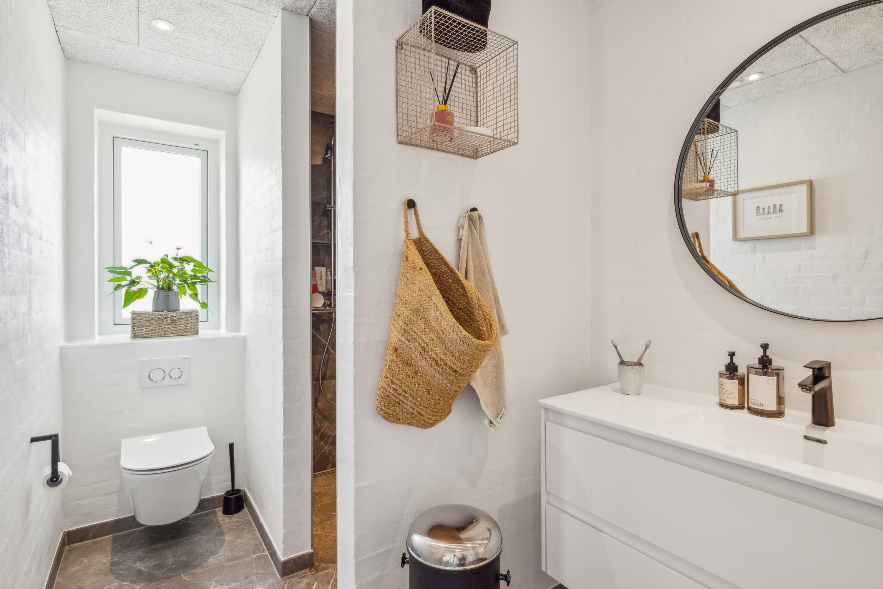 Fremhævet badeværelse billede i fuldskærmstilstand. Billede af Kastanievej 10, 8550 Ryomgård