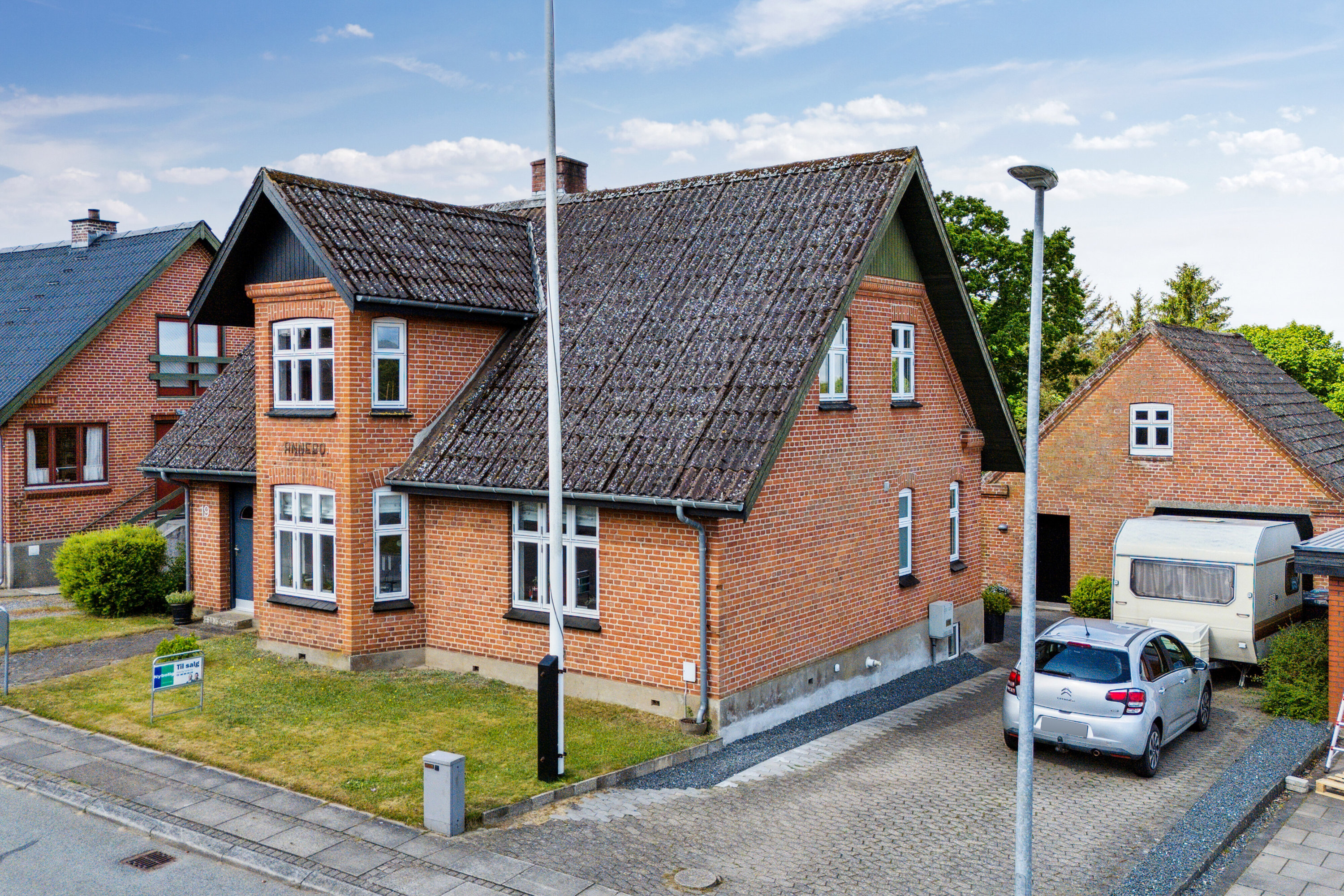 Miniaturebillede 1: set fra vejen. Billede af Skovvej 19, Thorning, 8620 Kjellerup