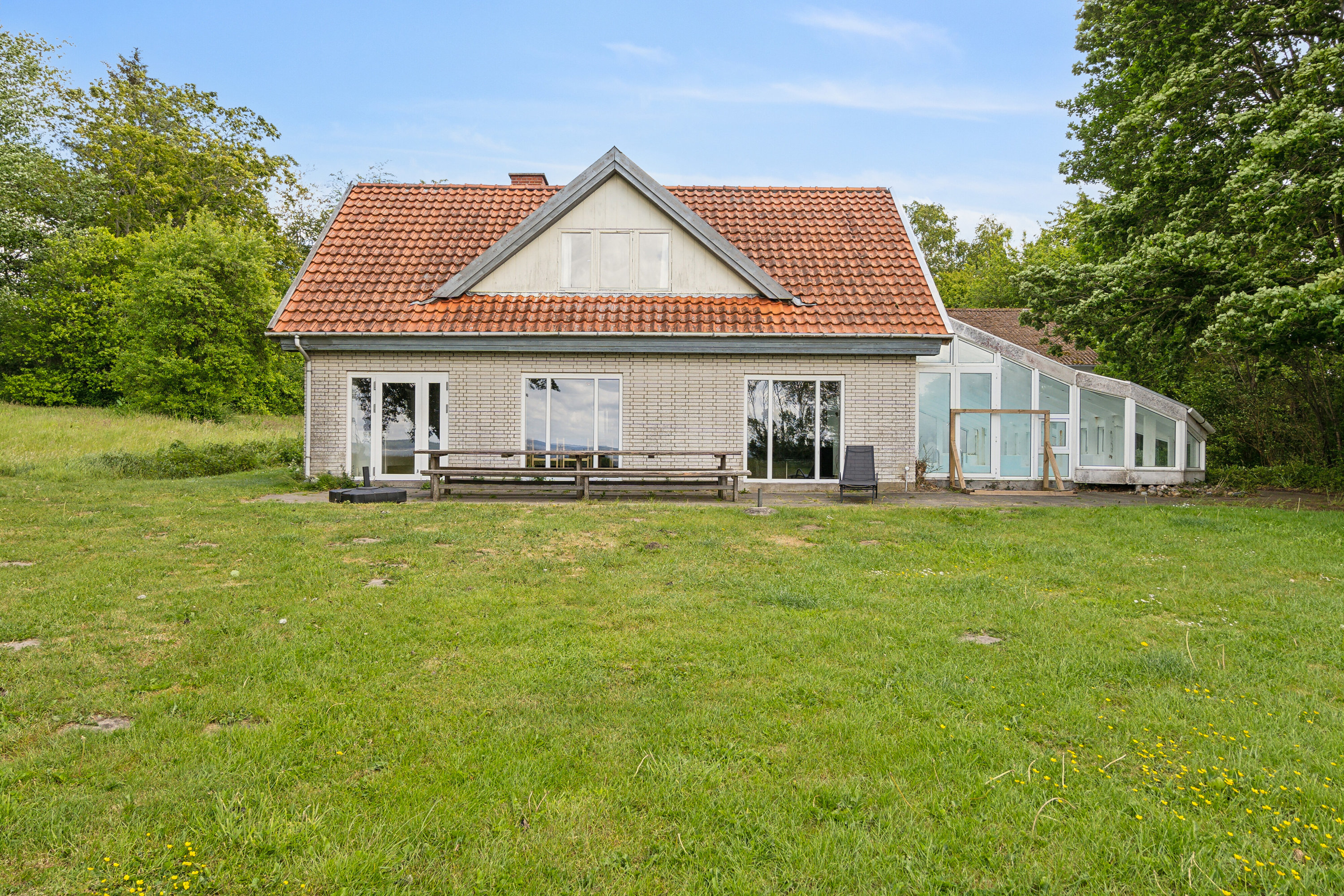 Fremhævet set fra haven billede i fuldskærmstilstand. Billede af Varnæshoved 4, Varnæs, 6200 Aabenraa