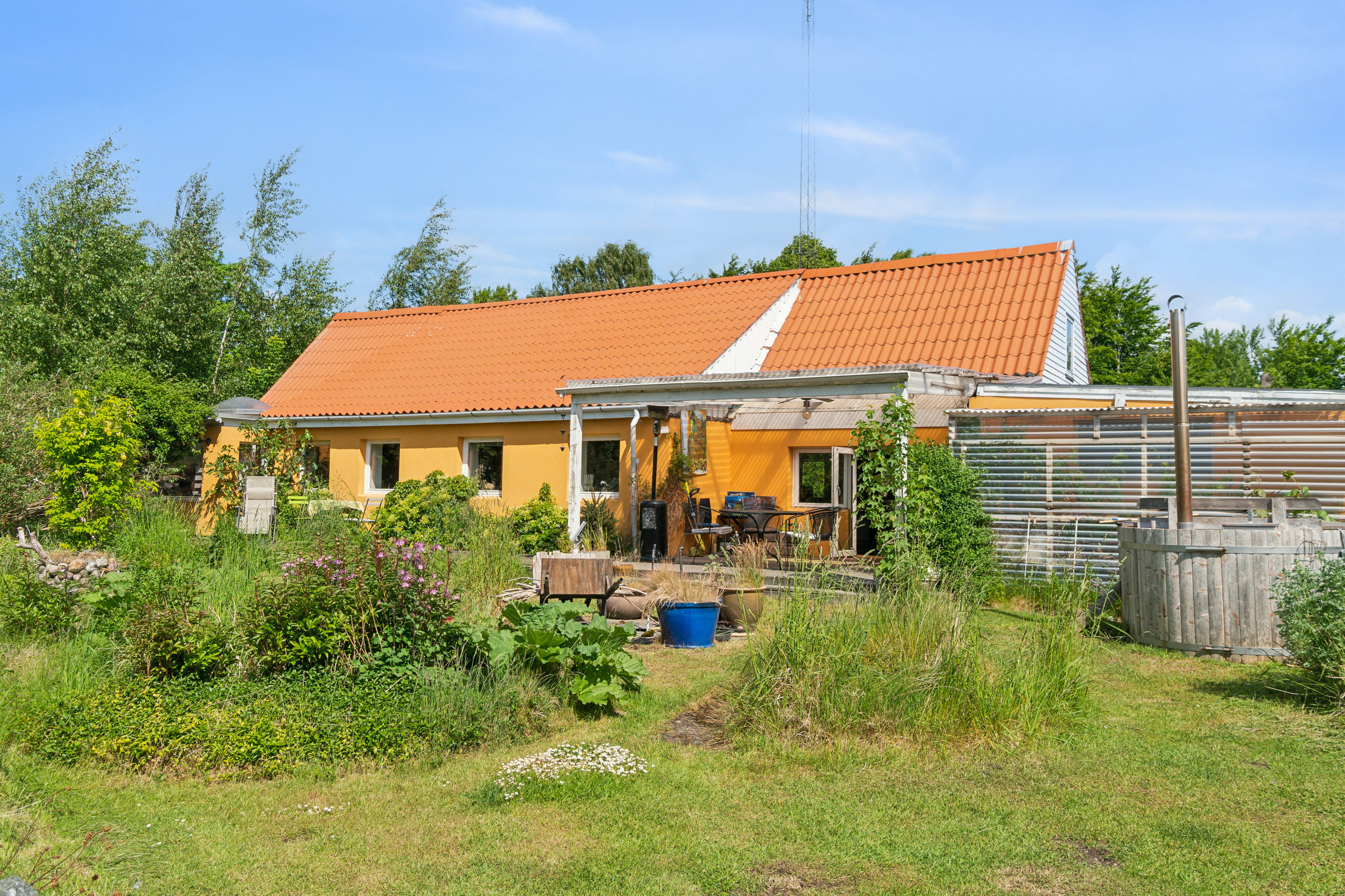 Fremhævet set fra haven billede i fuldskærmstilstand. Billede af Trønninge By 16, 4420 Regstrup