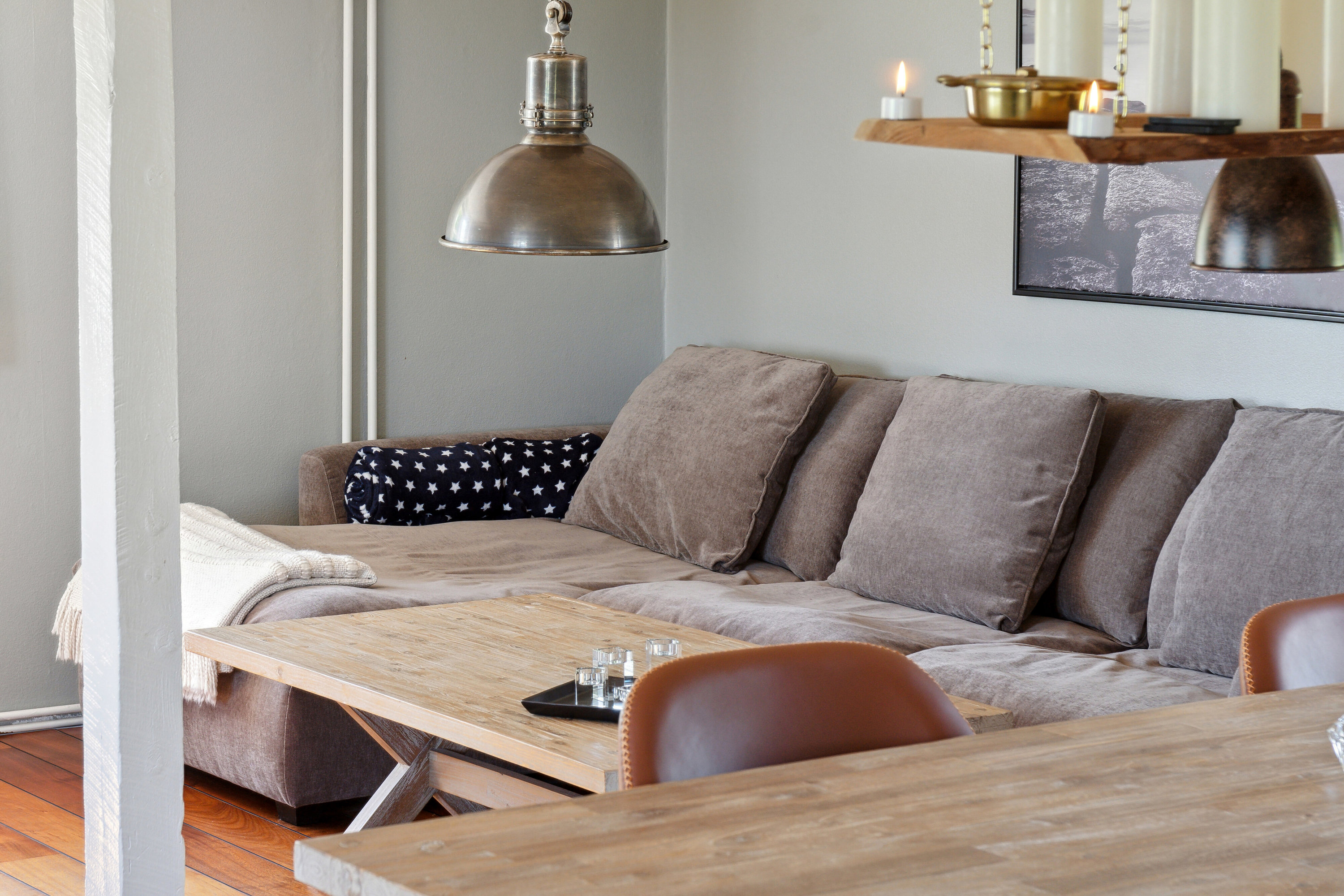 Fremhævet stue billede i fuldskærmstilstand. Billede af Skårenvej 27, Vallensved, 4700 Næstved