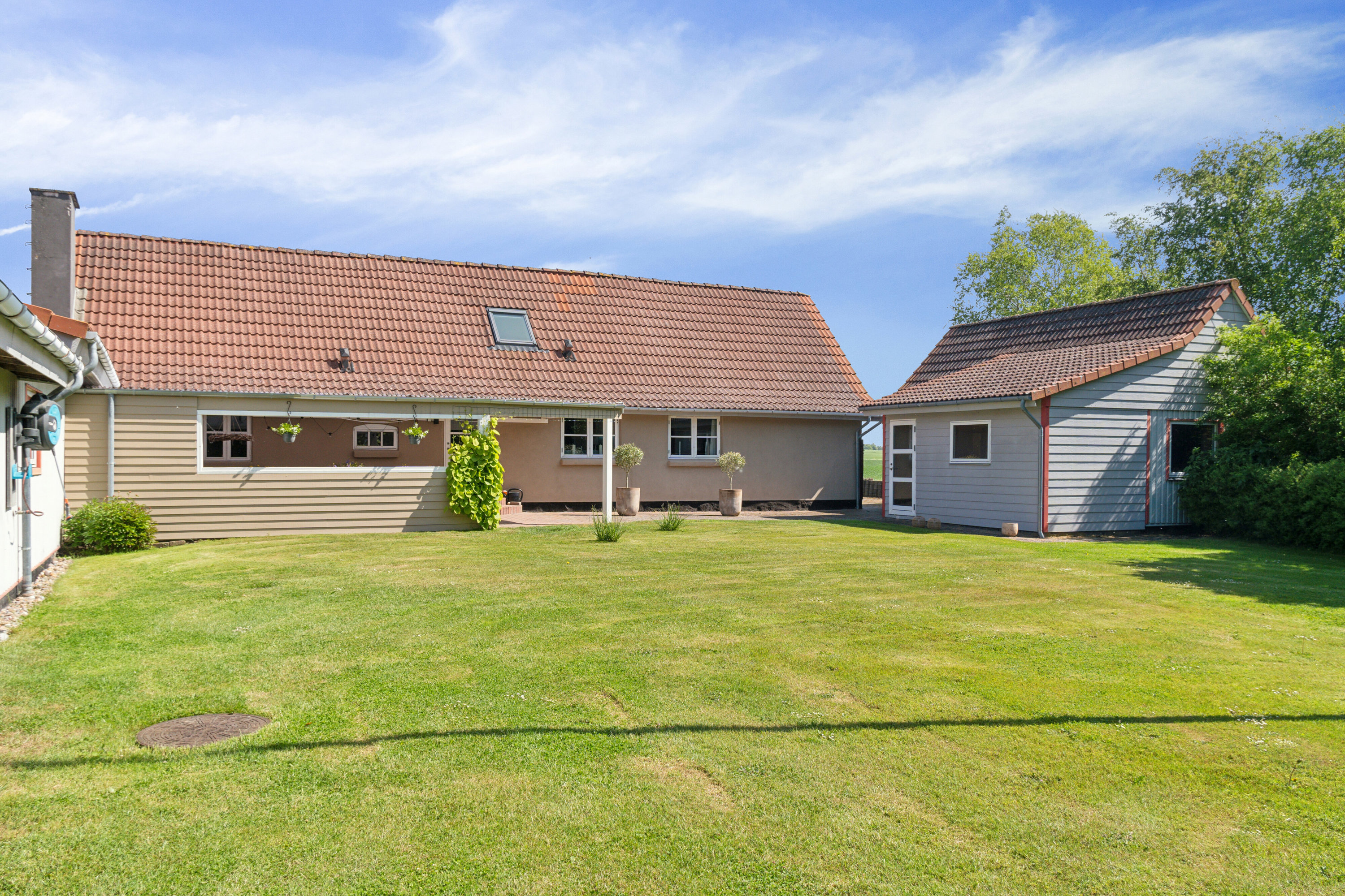 Fremhævet set fra haven billede i fuldskærmstilstand. Billede af Skårenvej 27, Vallensved, 4700 Næstved