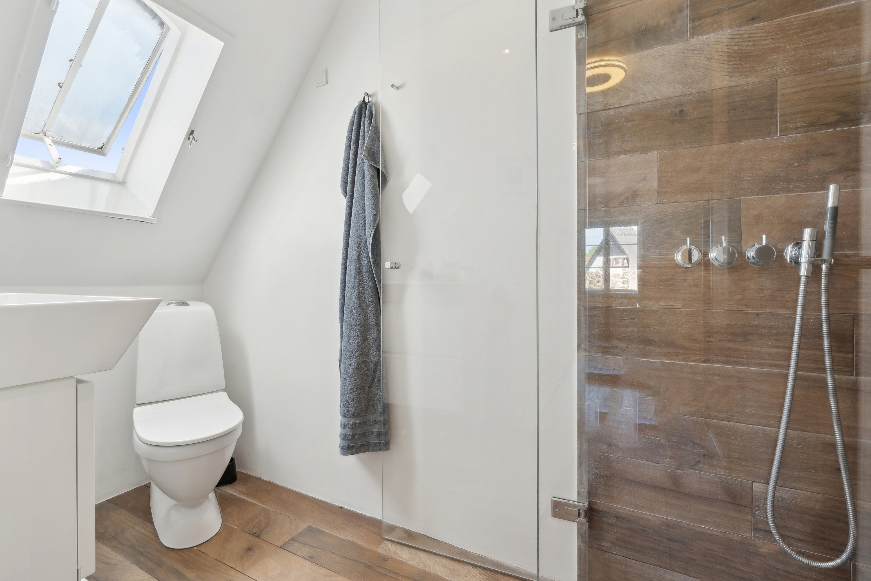 Fremhævet badeværelse billede i fuldskærmstilstand. Billede af Asylgade 13B, 2800 Kongens Lyngby