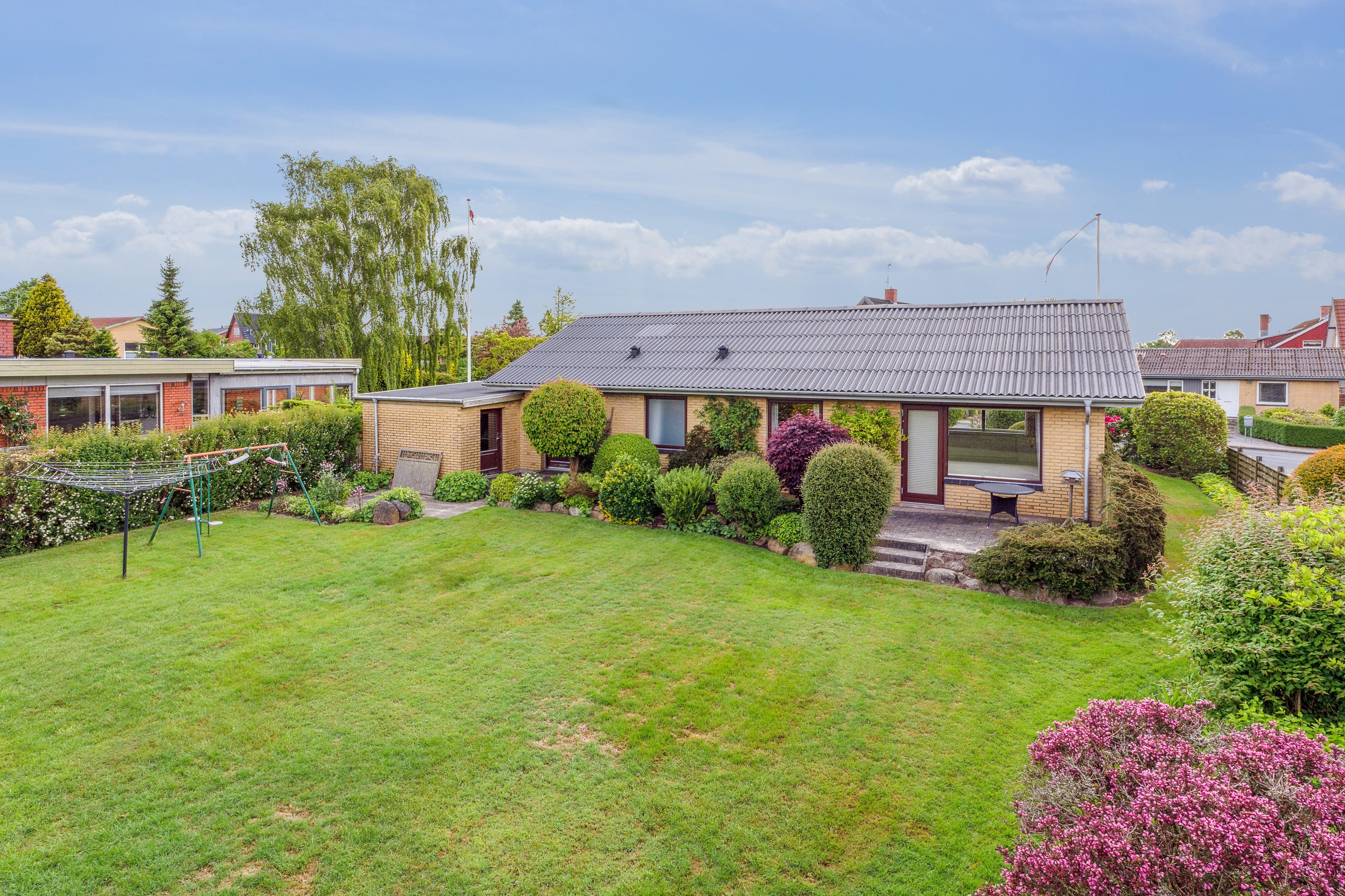 Fremhævet set fra haven billede i fuldskærmstilstand. Billede af Vinderslevvej 3, Vinderslev, 8620 Kjellerup