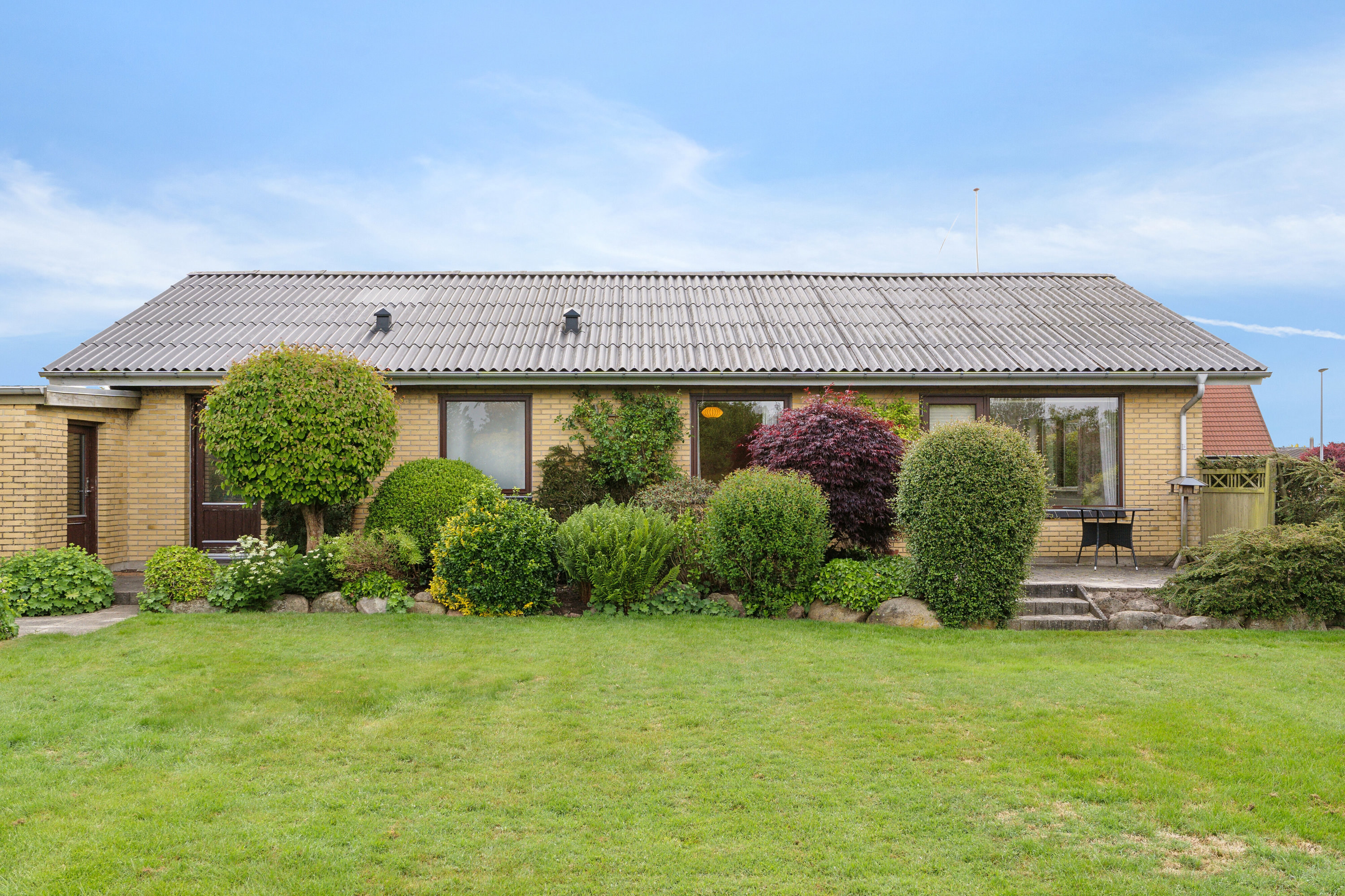 Fremhævet set fra haven billede i fuldskærmstilstand. Billede af Vinderslevvej 3, Vinderslev, 8620 Kjellerup