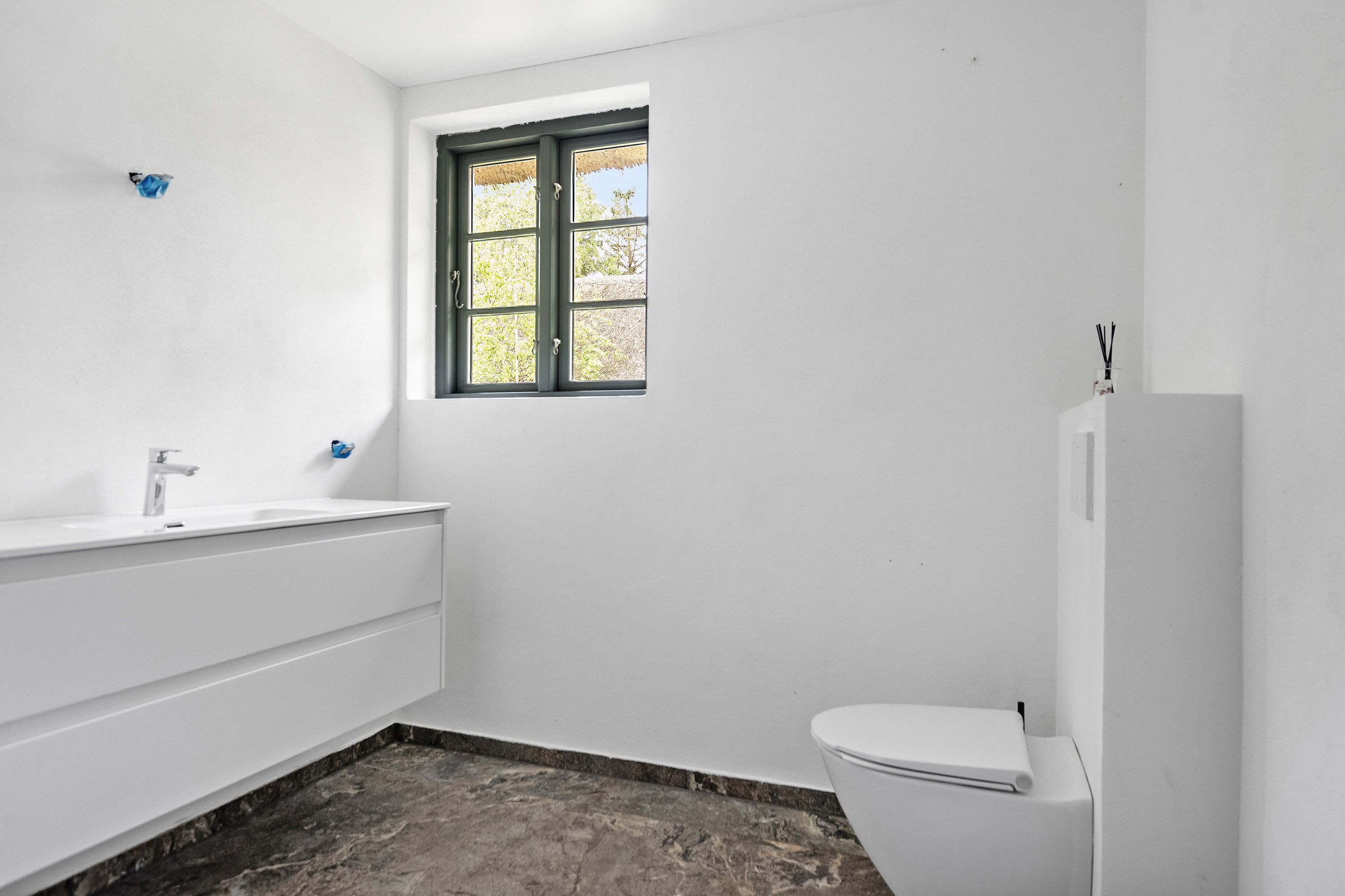 Fremhævet toilet billede i fuldskærmstilstand. Billede af Alrøvej 160, Amstrup, 8300 Odder