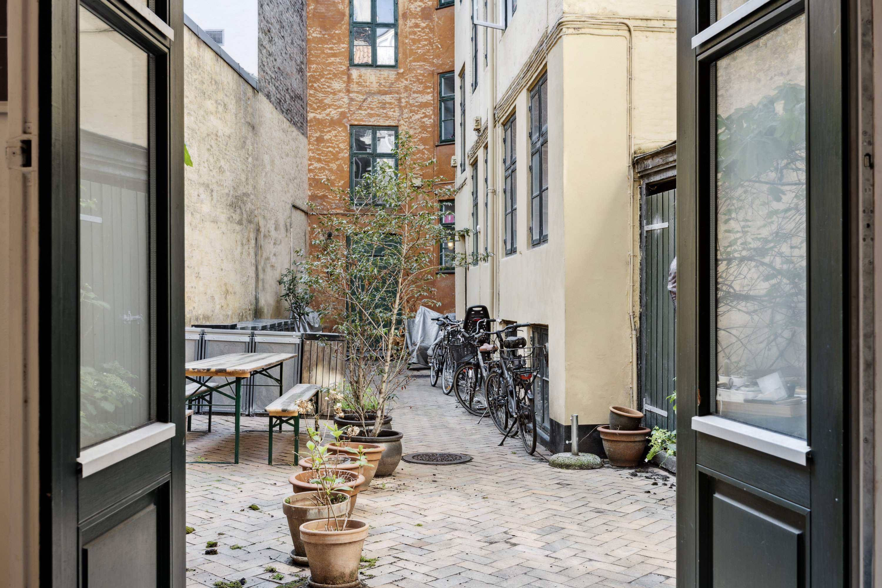 Fremhævet gårdmiljø billede i fuldskærmstilstand. Billede af Hyskenstræde 9A, st.., 1207 København K