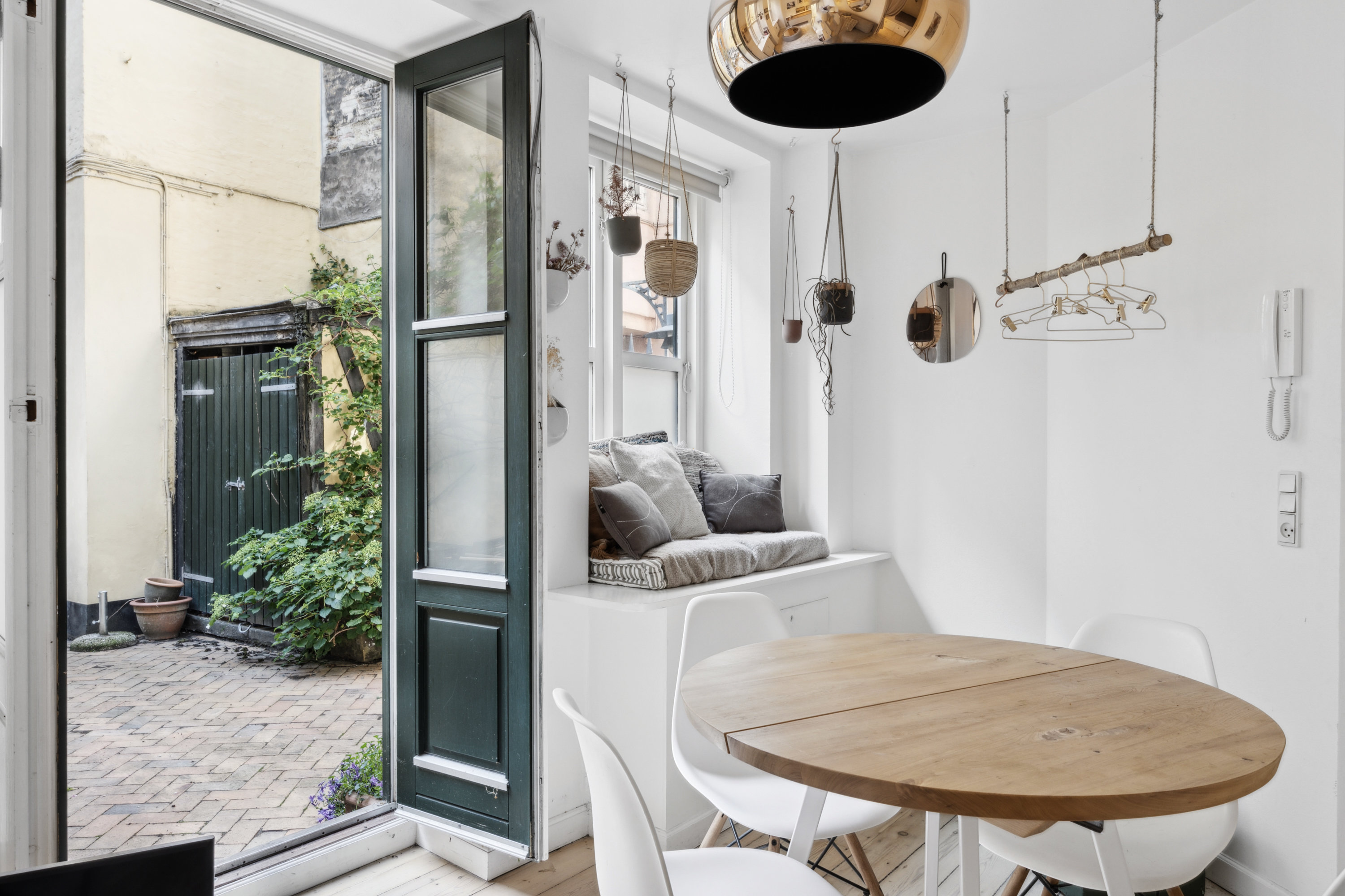 Fremhævet stue  billede i fuldskærmstilstand. Billede af Hyskenstræde 9A, st.., 1207 København K