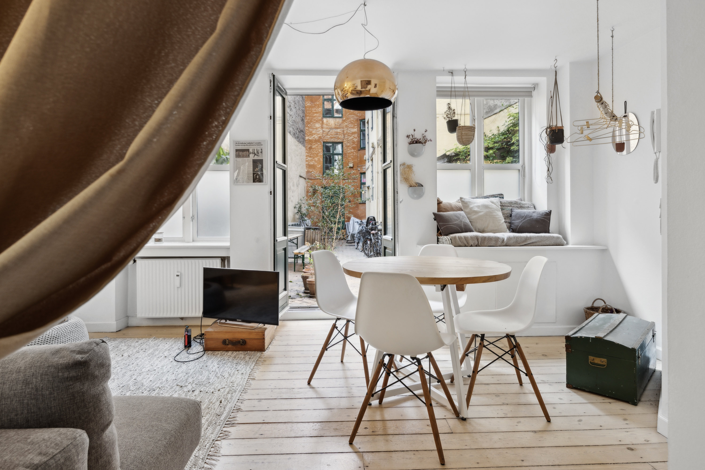 Fremhævet stue billede i fuldskærmstilstand. Billede af Hyskenstræde 9A, st.., 1207 København K