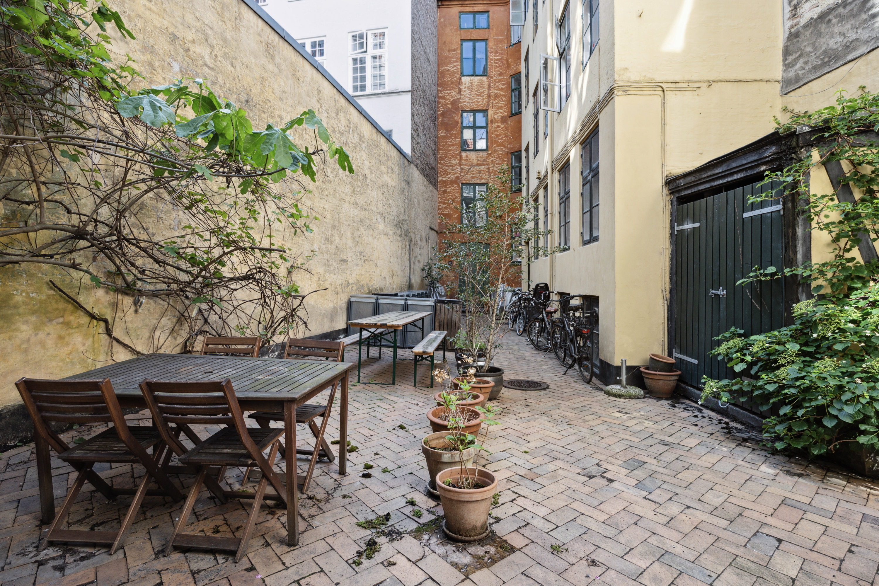 Fremhævet gårdmiljø billede i fuldskærmstilstand. Billede af Hyskenstræde 9A, st.., 1207 København K