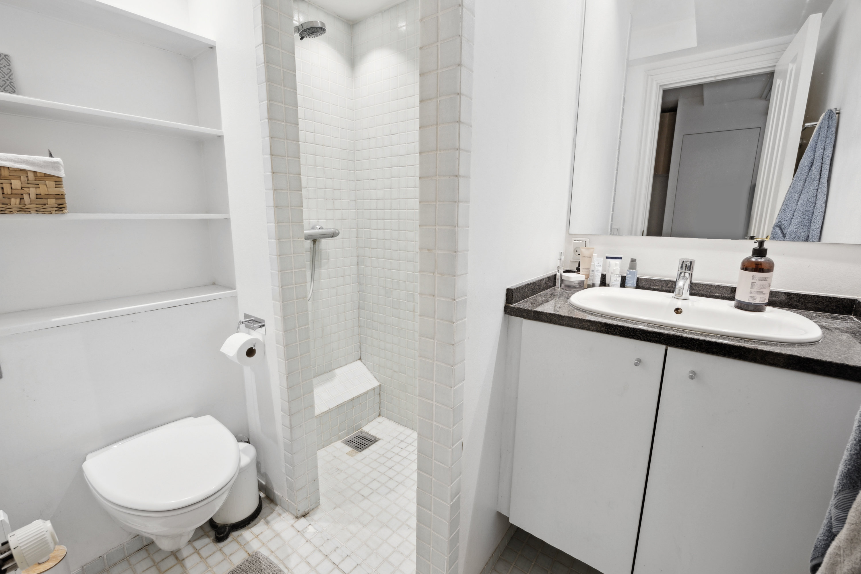 Fremhævet badeværelse billede i fuldskærmstilstand. Billede af Hyskenstræde 9A, st.., 1207 København K