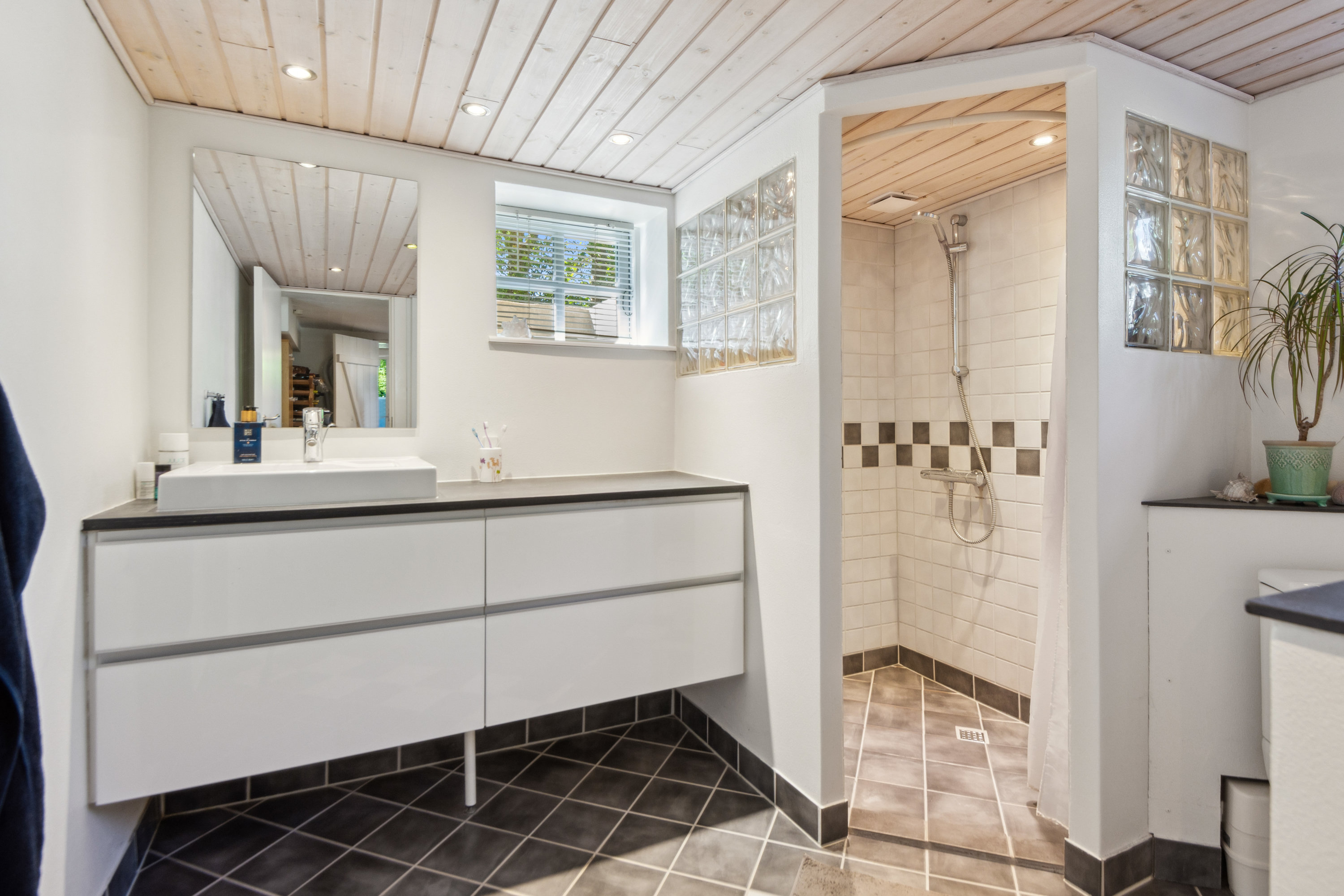 Fremhævet badeværelse billede i fuldskærmstilstand. Billede af Gudumvej 90, Vaarst , 9260 Gistrup