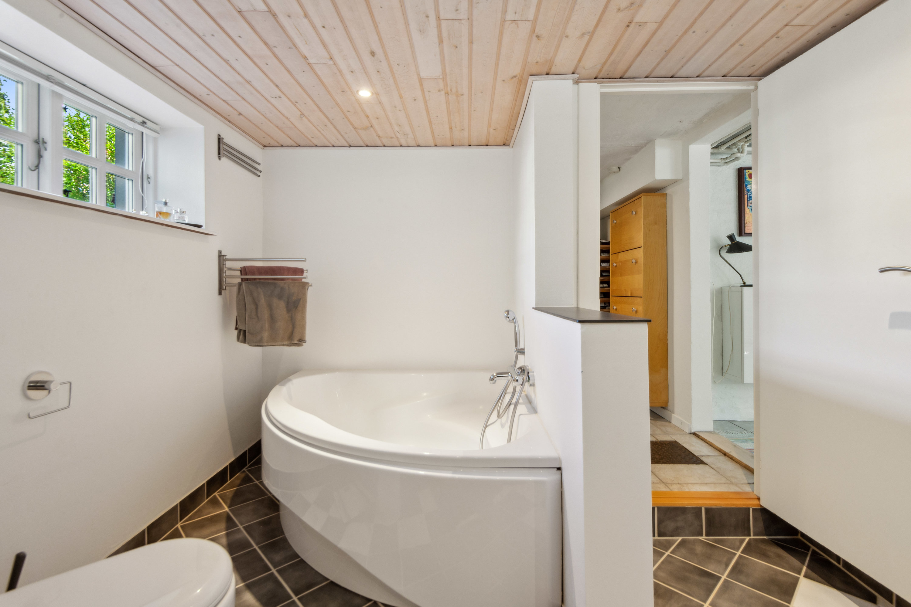 Fremhævet badeværelse billede i fuldskærmstilstand. Billede af Gudumvej 90, Vaarst , 9260 Gistrup