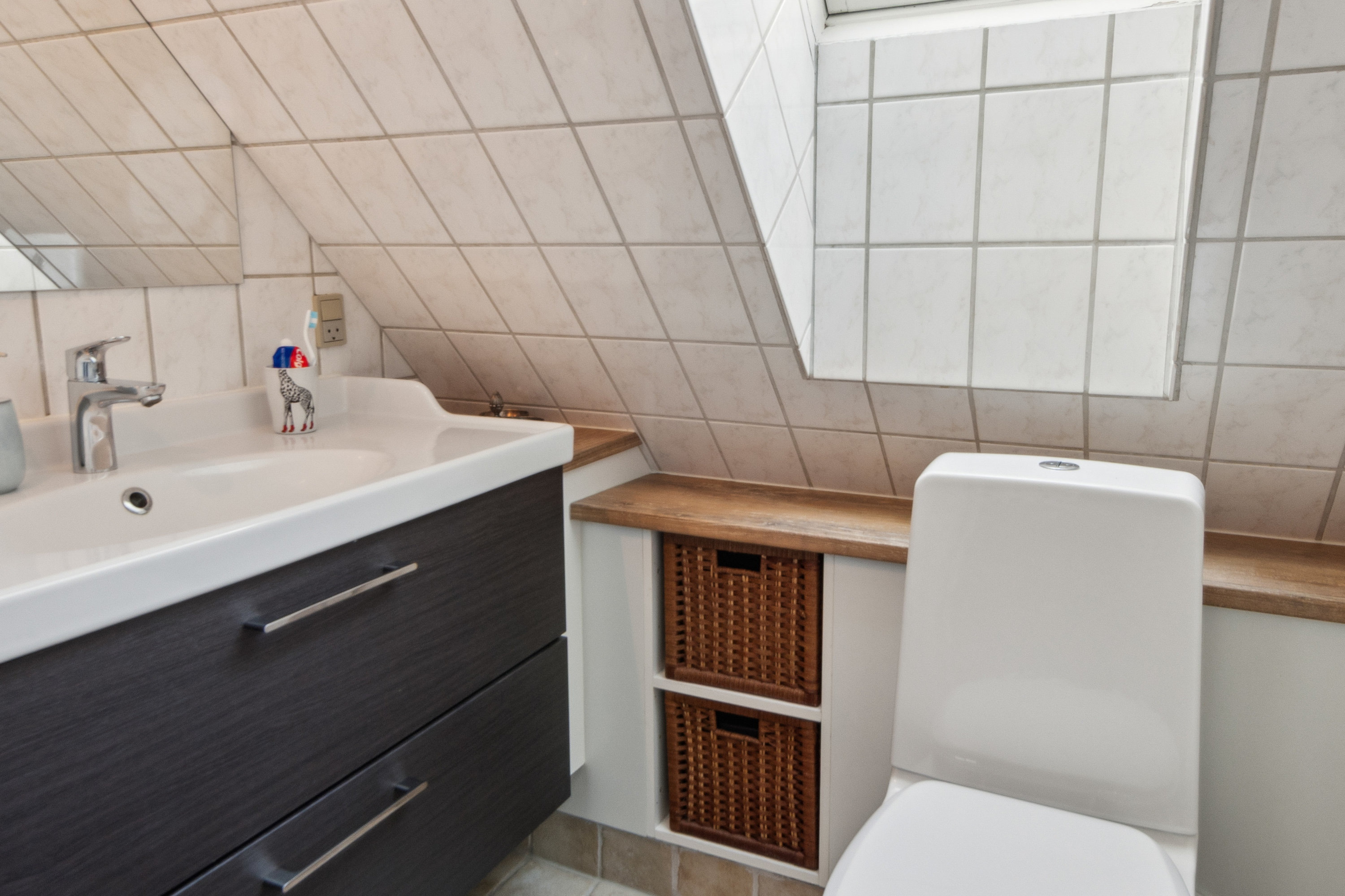 Fremhævet badeværelse billede i fuldskærmstilstand. Billede af Gudumvej 90, Vaarst , 9260 Gistrup